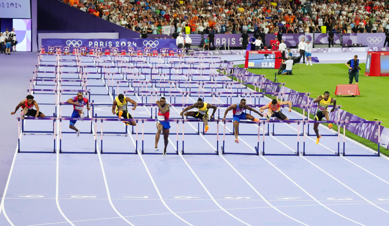 男子110メートル障害決勝で最終ハードルを越える村竹（左端）。左から4人目は米国のホロウェー（撮影・江口和貴）