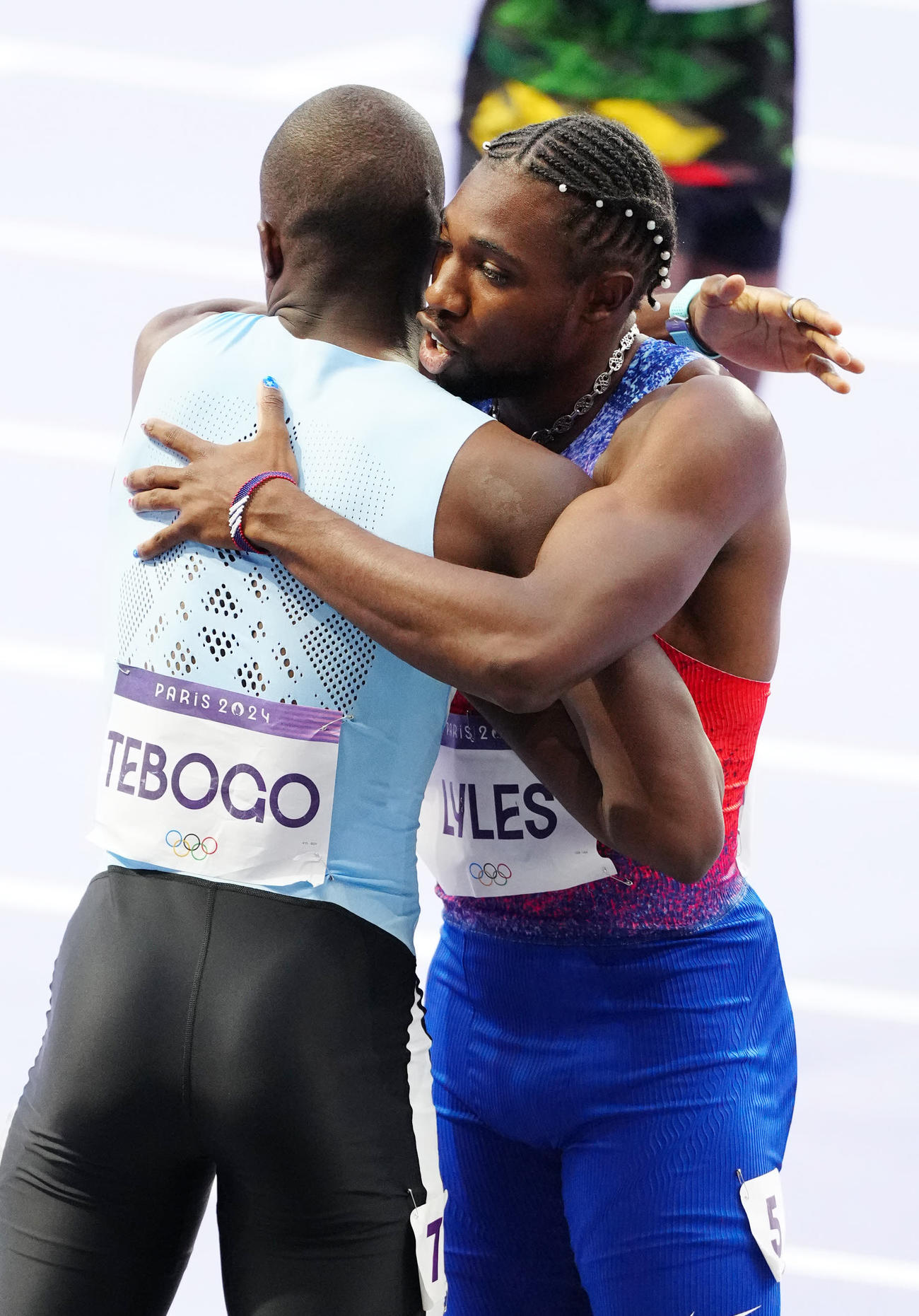 男子200メートル決勝で優勝したボツワナのテボゴ（左）と抱き合う米国のライルズ（撮影・江口和貴）