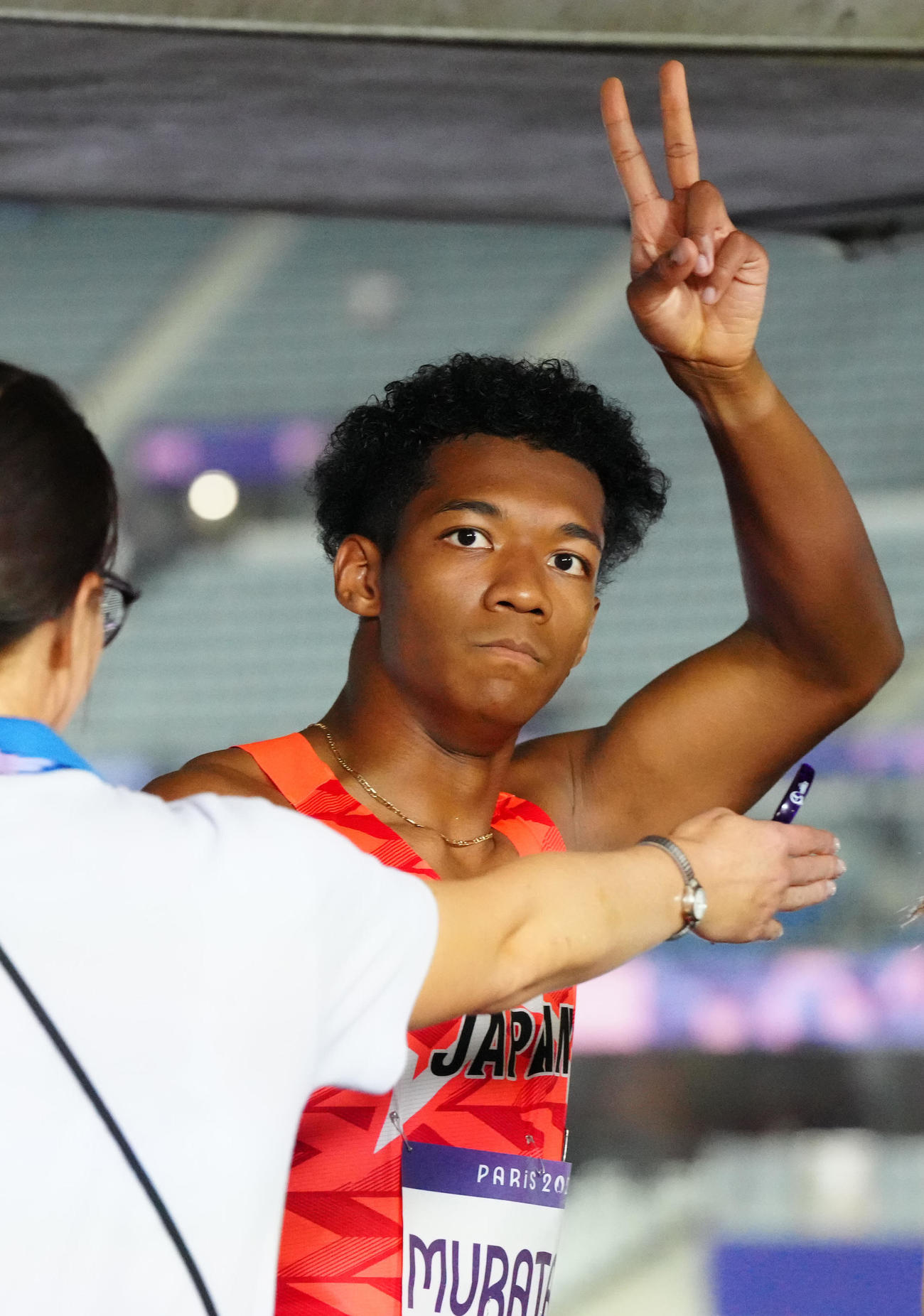 男子110メートル障害決勝で5位となり、ピースサインを見せる村竹（撮影・江口和貴）
