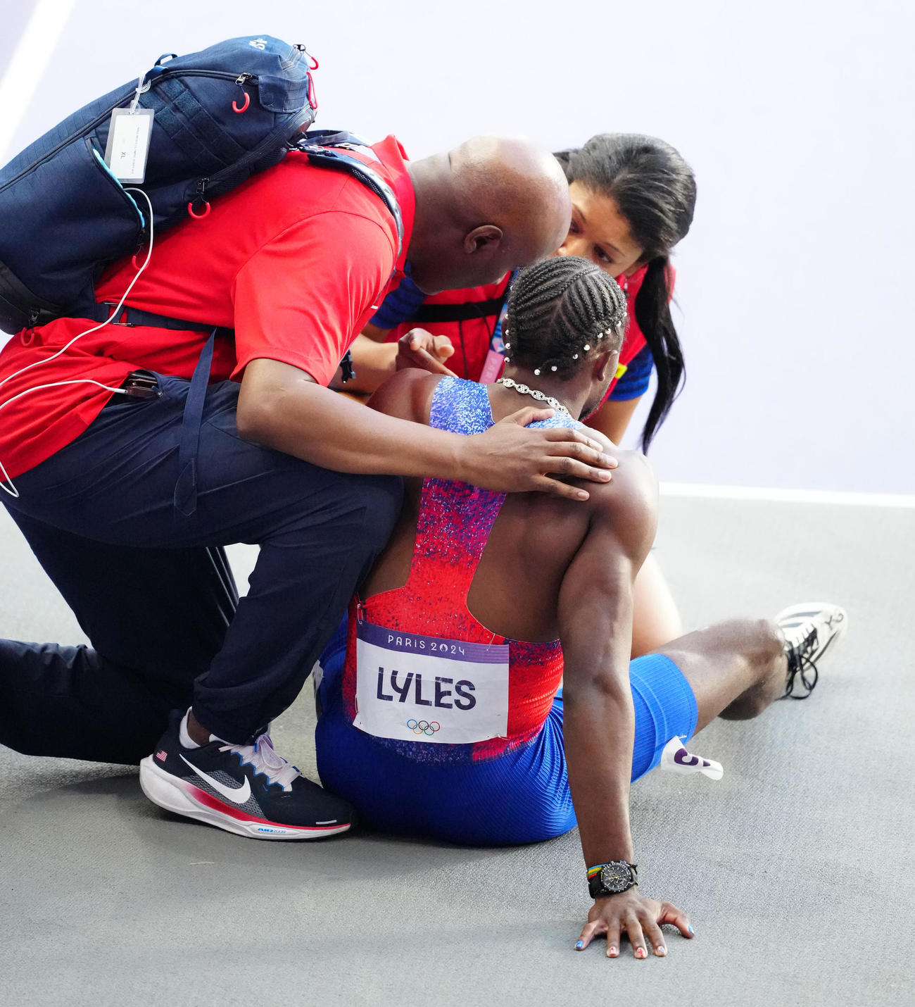 男子200メートル決勝で3位となった米国のライルズはレース後、座り込む（撮影・江口和貴）