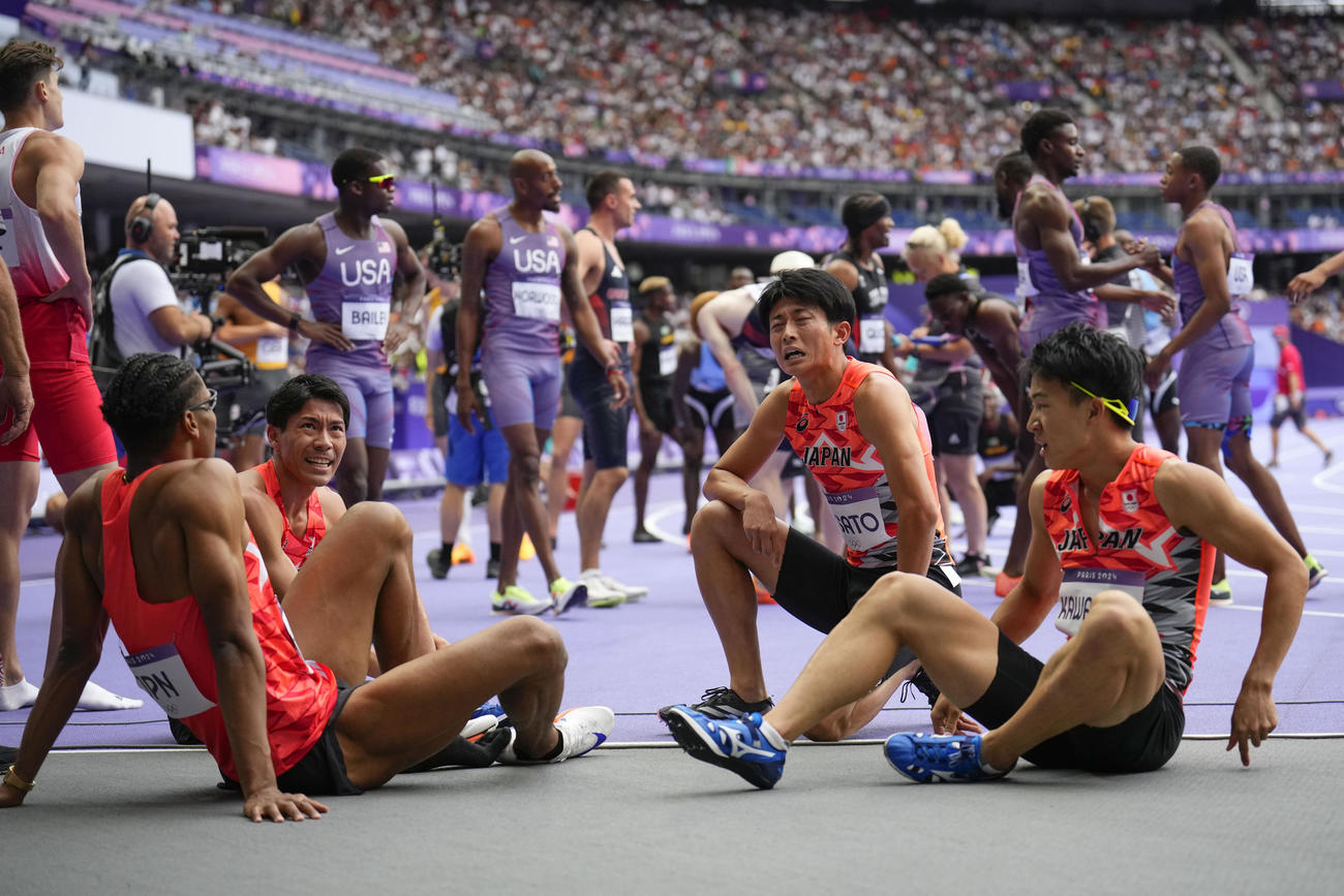 日本記録を出したマイルリレーの日本メンバー（AP）