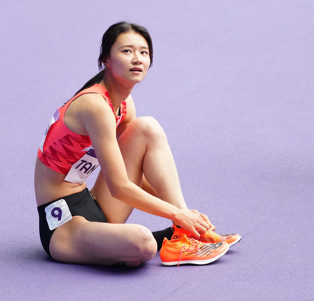 女子100メートル障害準決勝のレース後、シューズを脱ぐ田中佑（撮影・江口和貴）