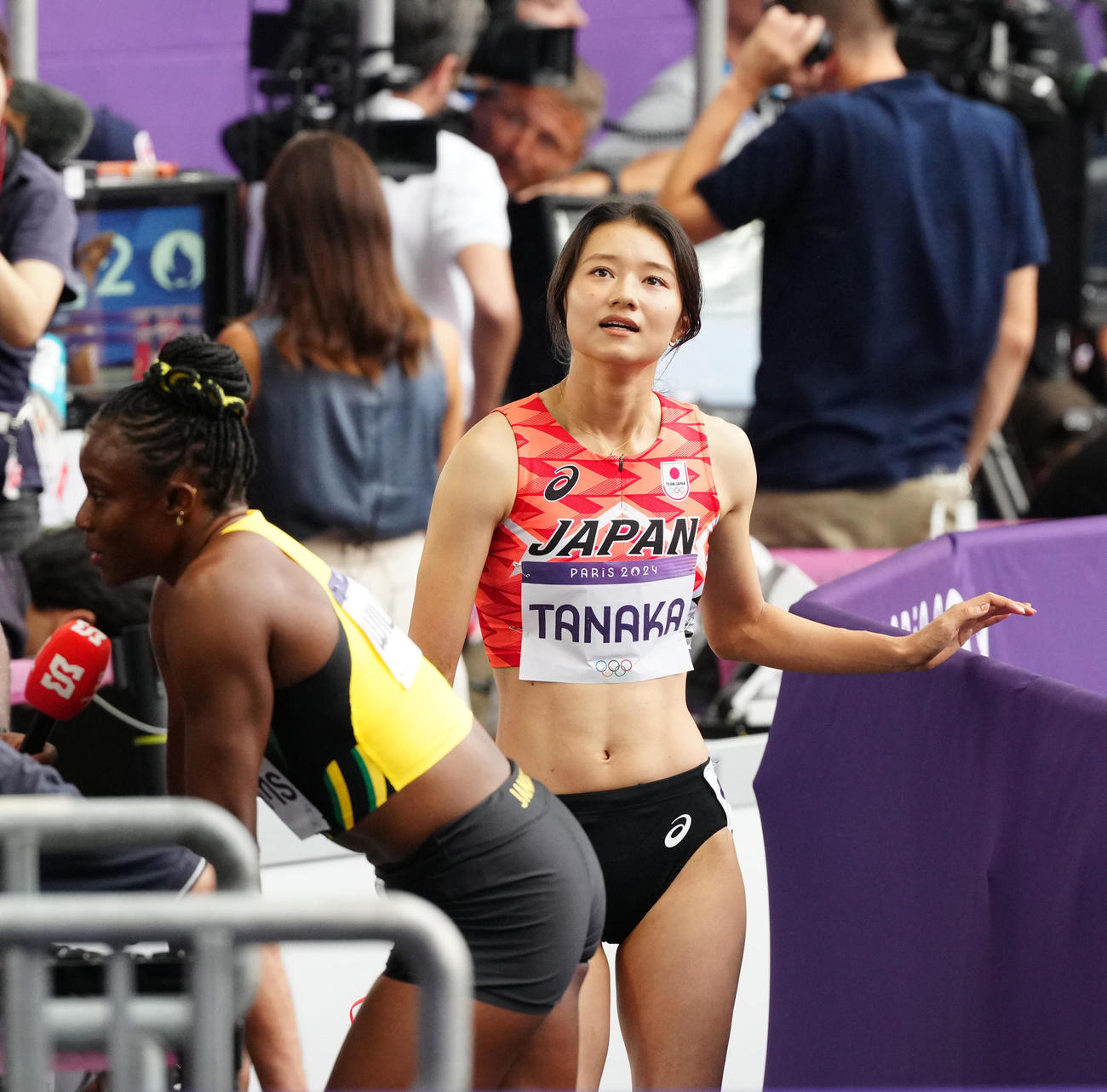 女子100メートル障害準決勝のレース後、インタビューエリアを歩く田中佑（撮影・江口和貴）