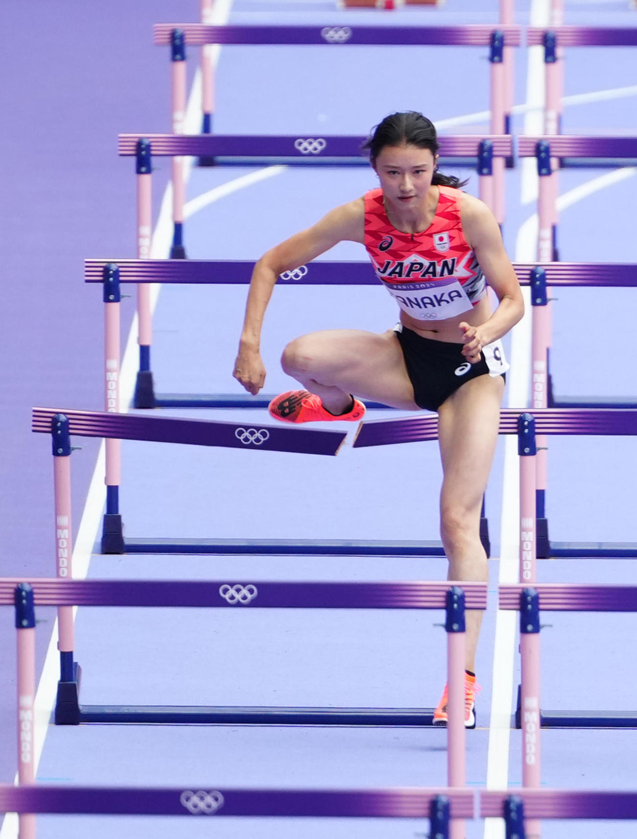 女子100メートル障害準決勝でハードルを折る田中佑（撮影・江口和貴）