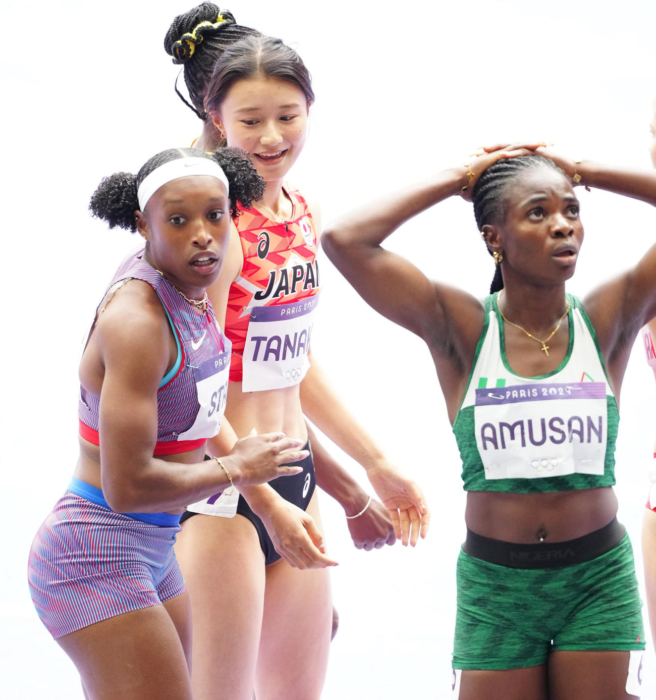 女子100メートル障害準決勝のレース後、米国のスターク（左）に声をかけられる田中佑（撮影・江口和貴）