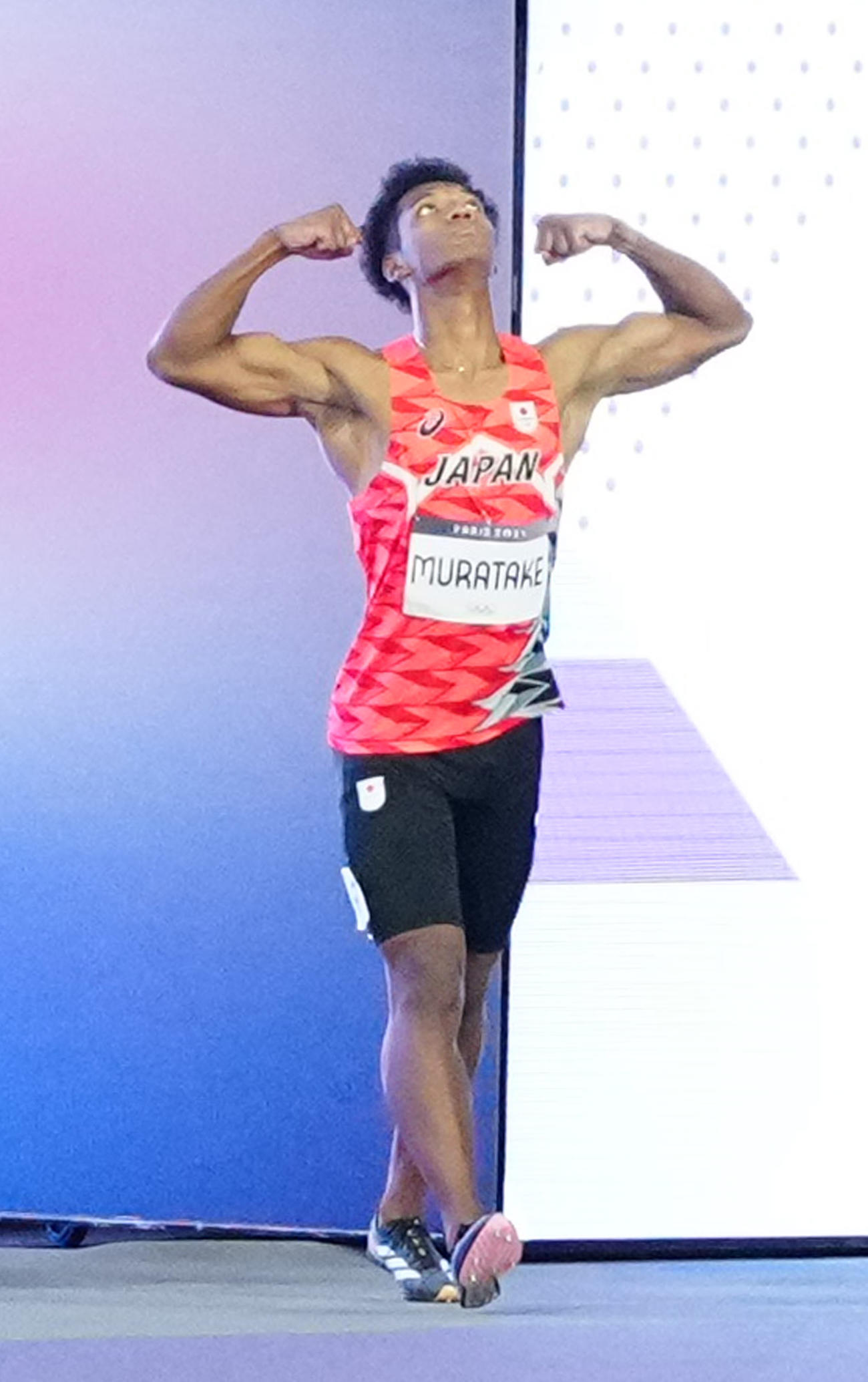 男子110メートル障害決勝前、選手紹介で入場し、ポーズを決める村竹（撮影・江口和貴）