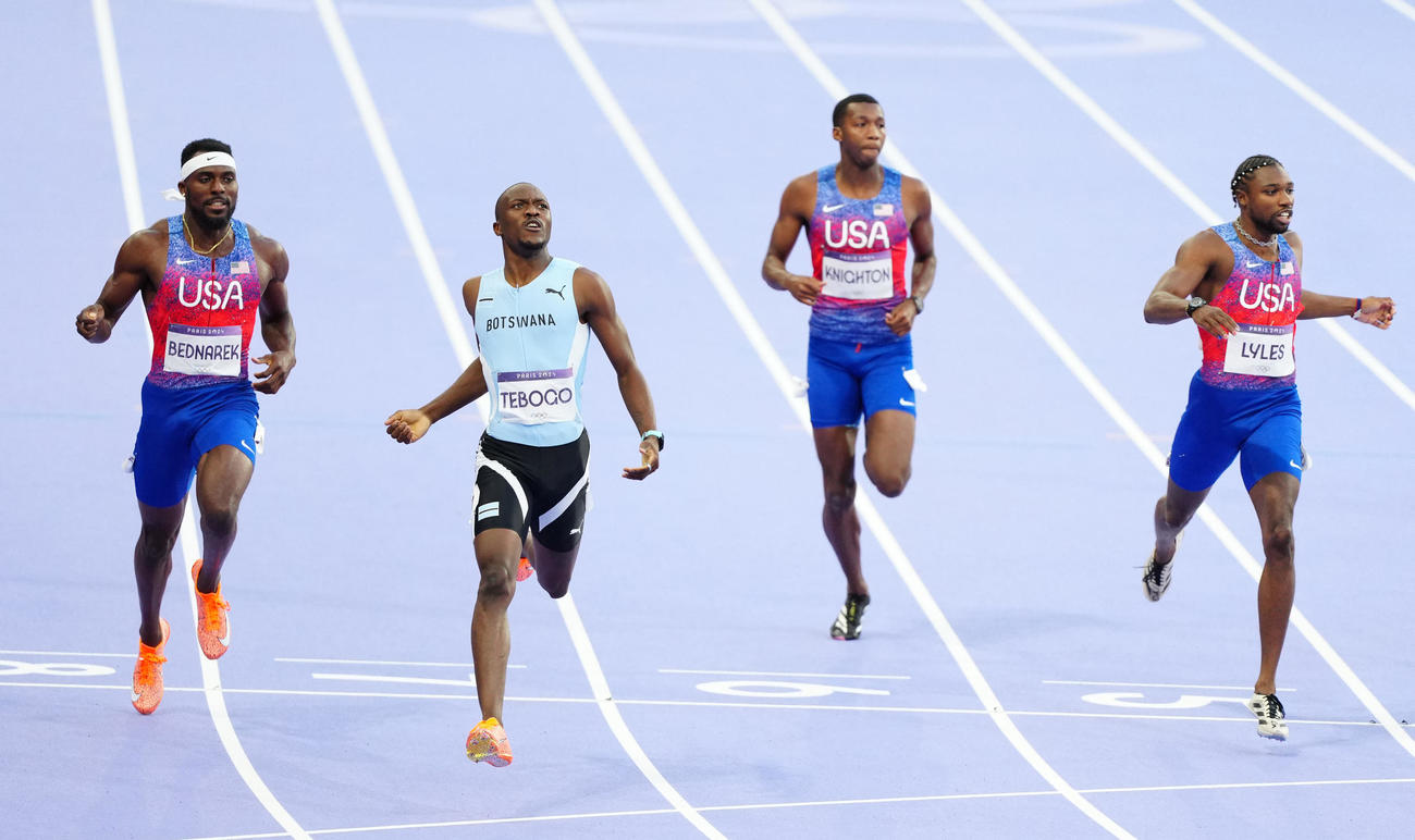 男子200メートル決勝で優勝したボツワナのテボゴ（中央左）。左から2位の米国ベドナレク、1人おいて4位の同ナイトン、3位の同ライルズ（撮影・江口和貴）