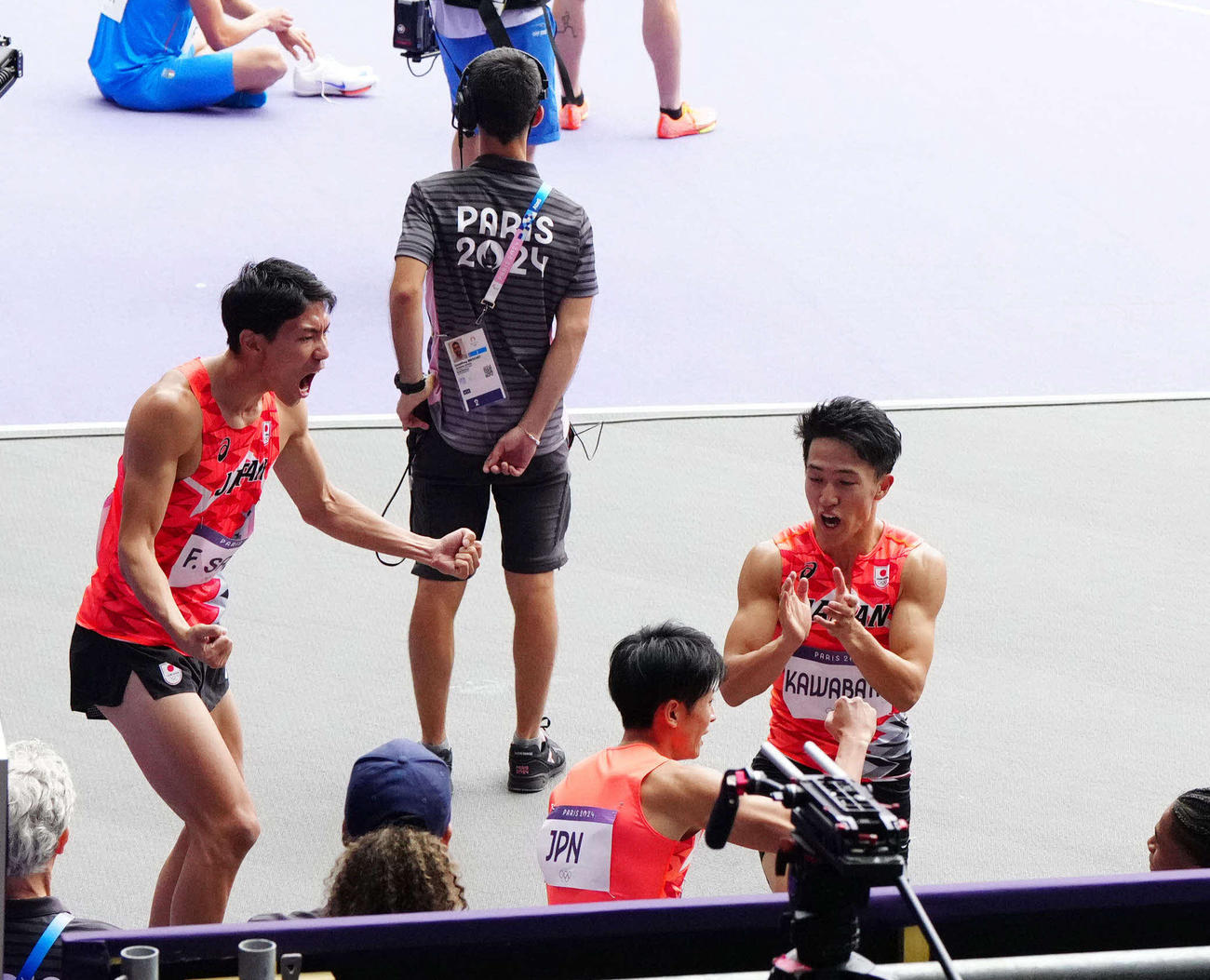 男子1600メートルリレーで決勝進出を決め歓喜する佐藤風（手前左端）ら日本の選手たち（撮影・江口和貴）