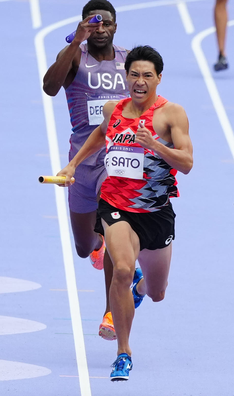 男子1600メートルリレー予選1組で力走する3走の佐藤風（撮影・江口和貴）