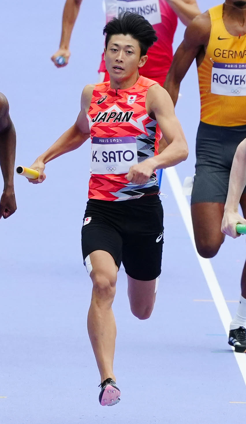 男子1600メートルリレー予選で力走する4走の佐藤拳（撮影・江口和貴）
