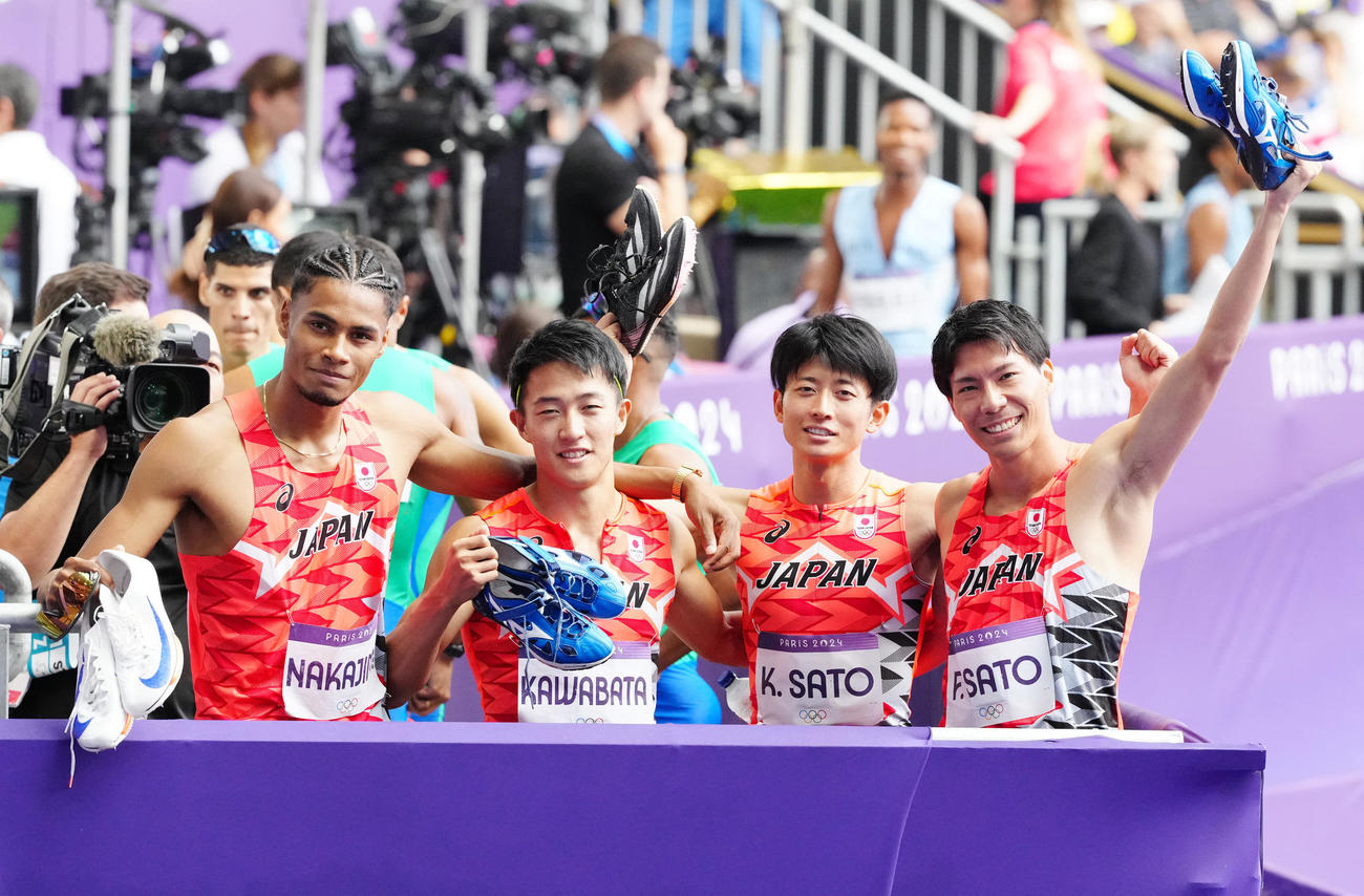 男子1600メートルリレーで決勝進出を決め、写真に納まる日本の選手たち。左から1走の中島、2走の川端、3走の佐藤風、4走の佐藤拳（撮影・江口和貴）