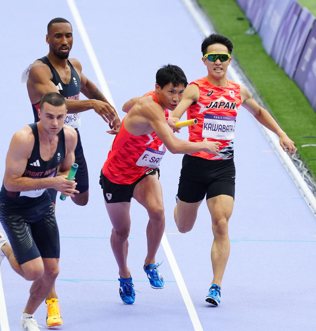 男子1600メートルリレー予選1組で2走の川端（右）からバトンを受け取る3走の佐藤風（撮影・江口和貴）