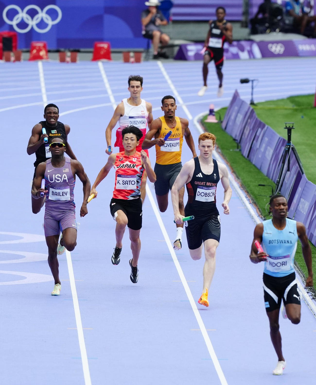 男子1600メートルリレー予選でフィニッシュに向かう4走の佐藤拳（中央左）（撮影・江口和貴）