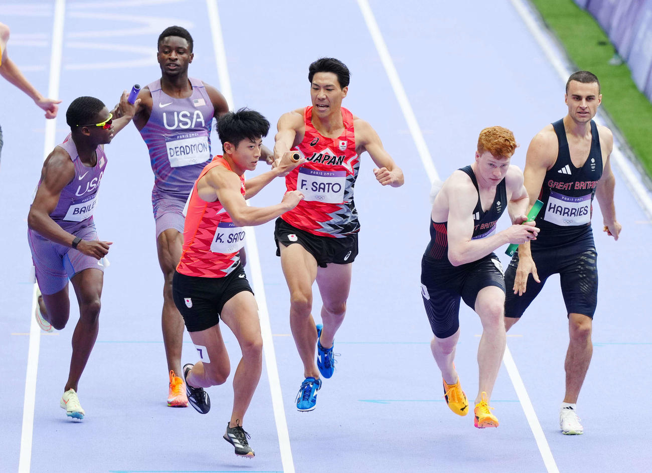 男子1600メートルリレー予選で3走の佐藤風（中央右）からバトンを受け取る4走の佐藤拳（撮影・江口和貴）