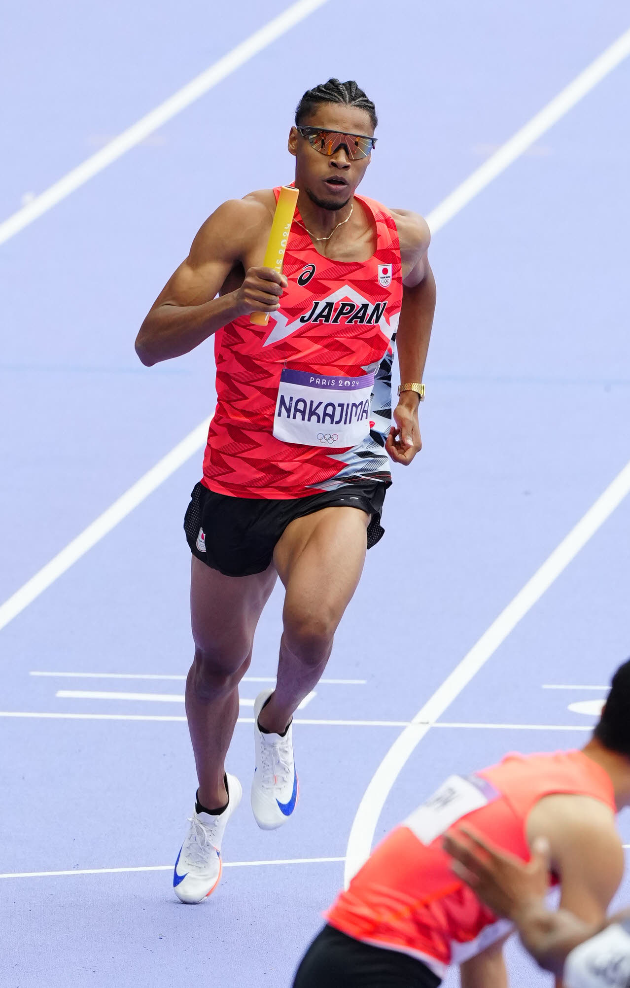 男子1600メートルリレー予選1組で力走する1走の中島（撮影・江口和貴）