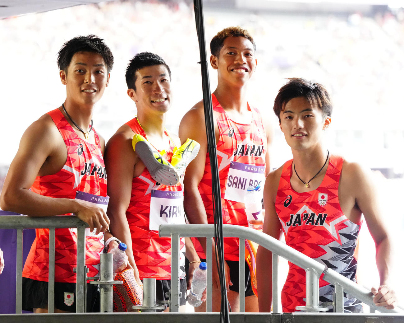 男子400メートルリレー予選に臨み、決勝進出を決めた日本の選手たち。左から上山、桐生、サニブラウン、柳田（撮影・江口和貴）