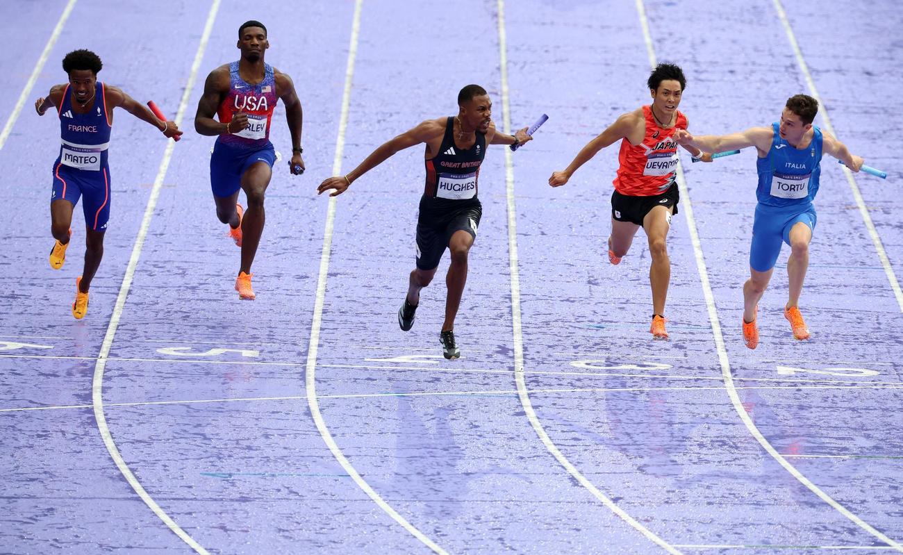 男子400メートルリレー決勝　ゴールする米国のアンカー（左から2人目）。この後、バトンミスで失格となった（ロイター）