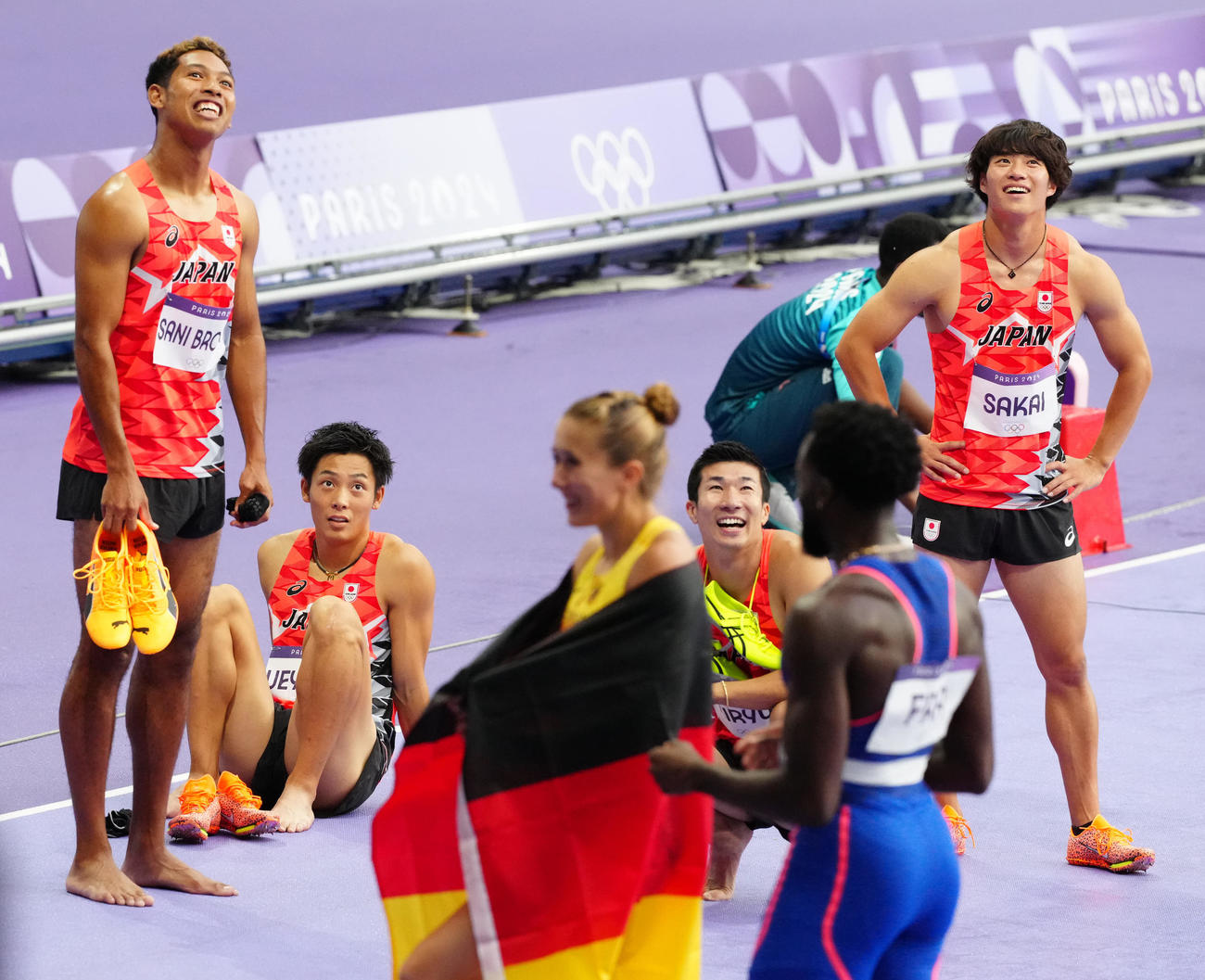 男子400メートルリレー決勝後、掲示板を見つめる、左から2走のサニブラウン、4走の上山、3走の桐生、1走の坂井（撮影・江口和貴）