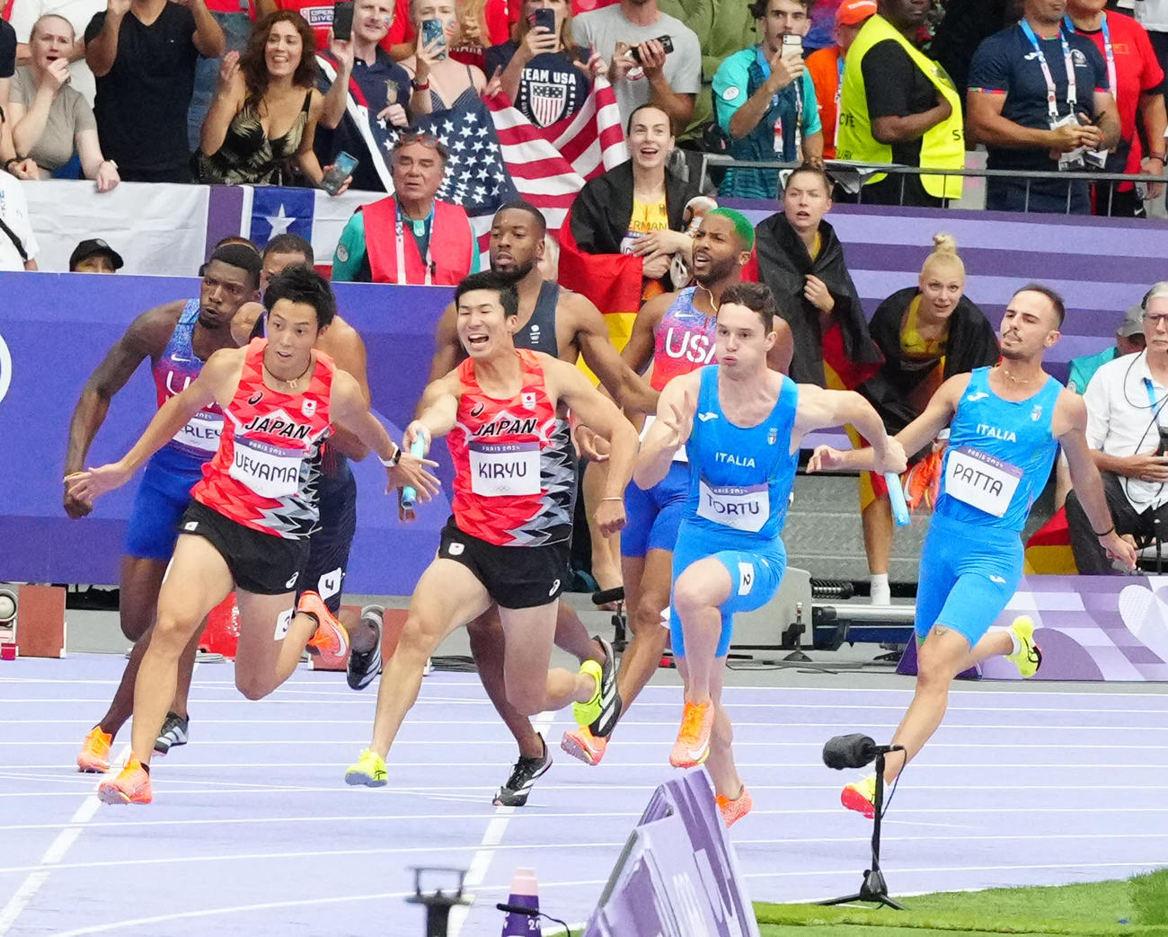男子400メートルリレー決勝で3走の桐生（中央左）からバトンを受け取る4走の上山（撮影・江口和貴）