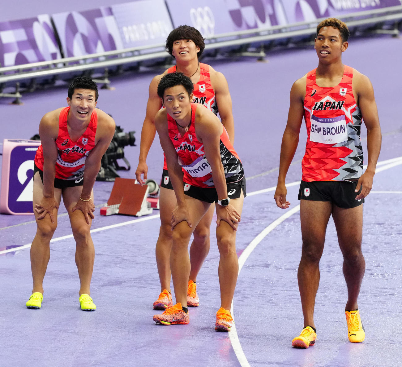男子400メートルリレー決勝で5位となり厳しい表情を見せる日本の選手たち（撮影・江口和貴）