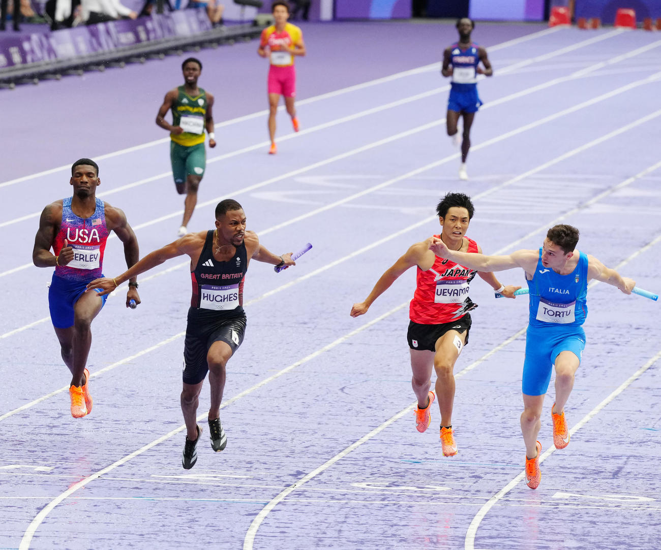 男子400メートルリレー決勝で5位となった日本。左から3人目はフィニッシュする4走の上山（撮影・江口和貴）