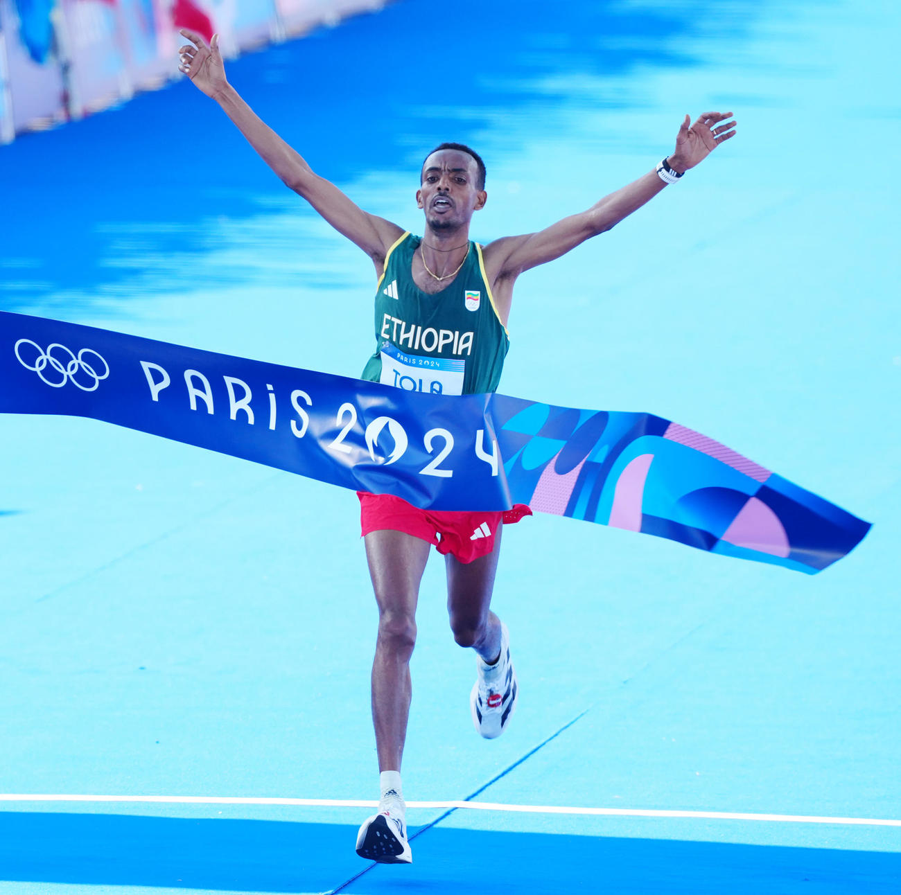男子マラソンで優勝するエチオピアのトラ（撮影・江口和貴）