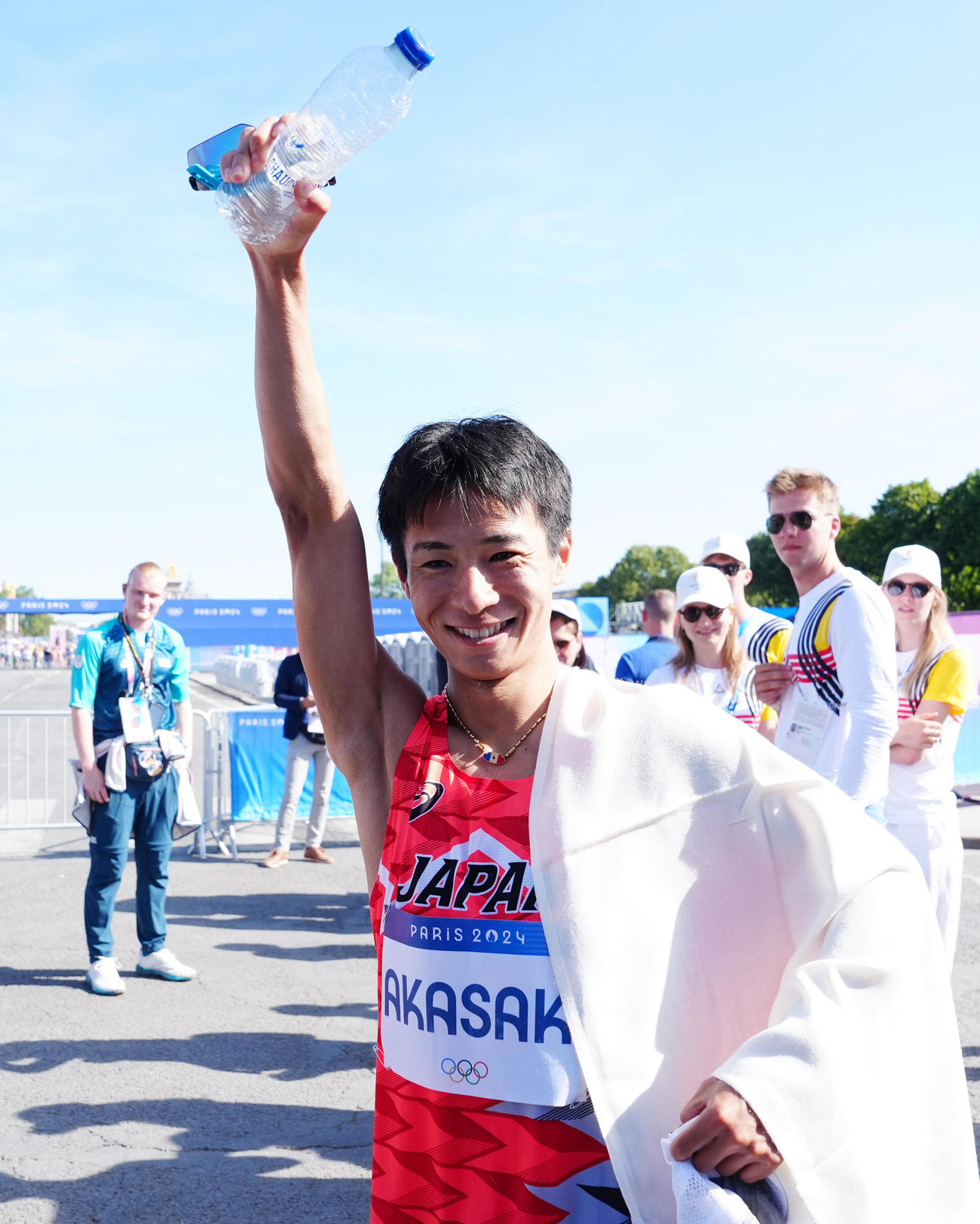 男子マラソンで6位入賞となり、ガッツポーズを見せる赤崎（撮影・江口和貴）