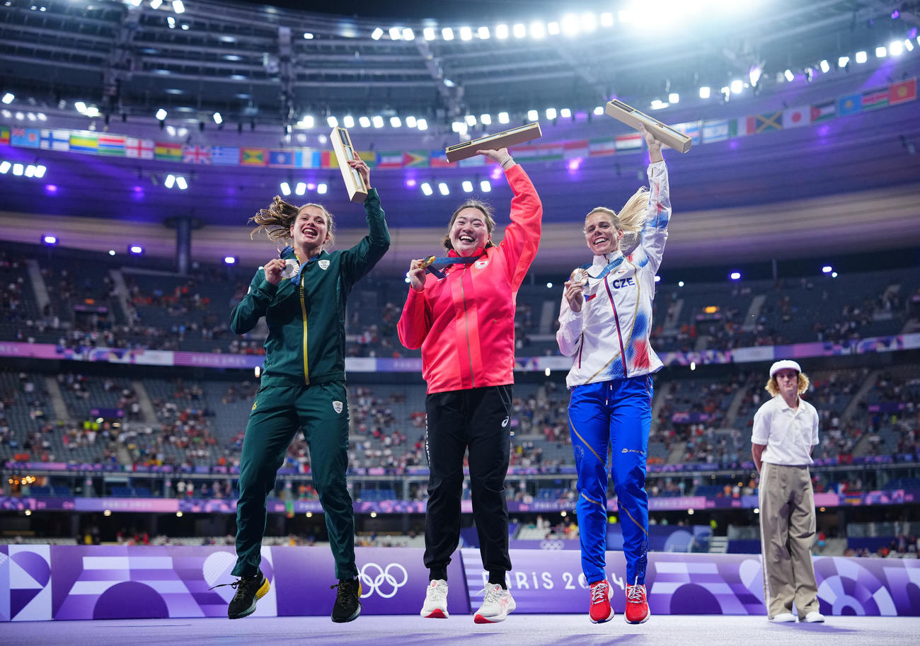 陸上女子やり投げ決勝　表彰を終え音楽に合わせて踊る金メダルの北口（中央）、銀メダルのファンダイク（左）、銅メダルのオグロドニコバ（撮影・垰建太）
