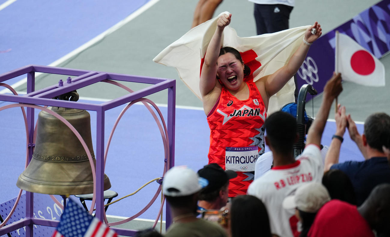 女子やり投げ決勝、金メダルが決まり鐘の側で歓喜の北口（撮影・垰建太）