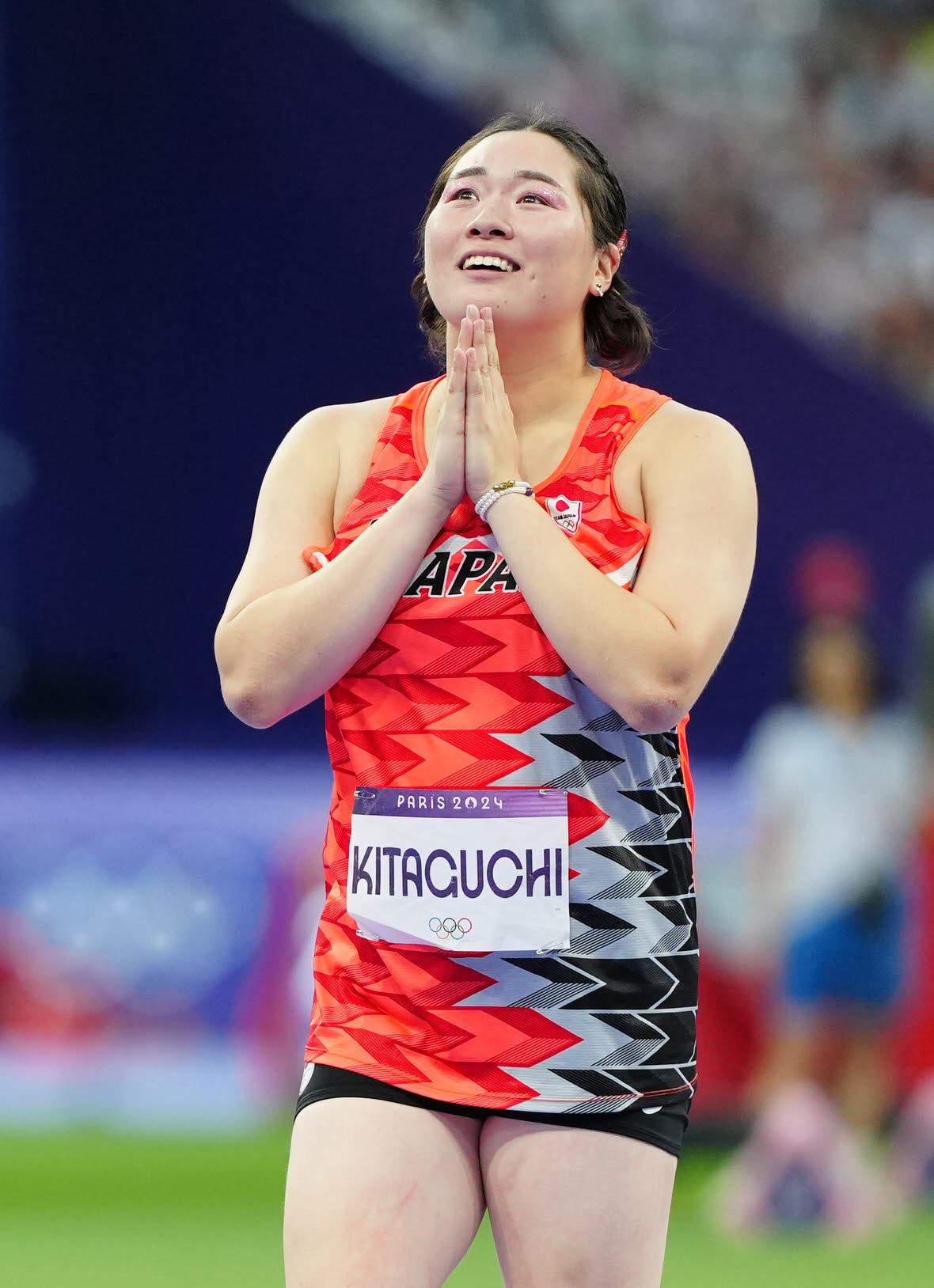 女子やり投げ決勝で6投目の試技を行い、手を合わせる北口（撮影・江口和貴）