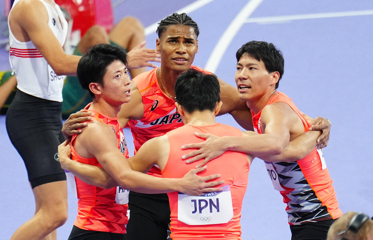陸上男子1600メートルリレー決勝、走り終え円陣を組む日本の選手たち。左から時計まわりに佐藤拳、中島、佐藤風、川端（撮影・垰建太）
