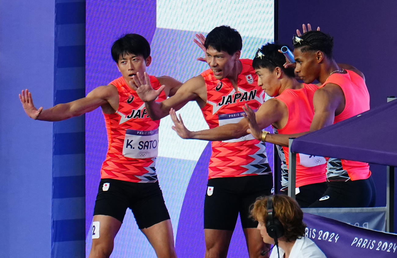 陸上1600メートルリレー決勝、レース前にポーズを決める日本お選手たち。左から佐藤拳、佐藤風、川端、中島（撮影・垰建太）