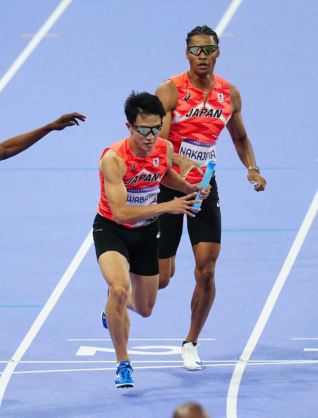 陸上1600メートルリレー決勝、力走する1走中島（後方）は2走川端にバトンを渡す（撮影・垰建太）