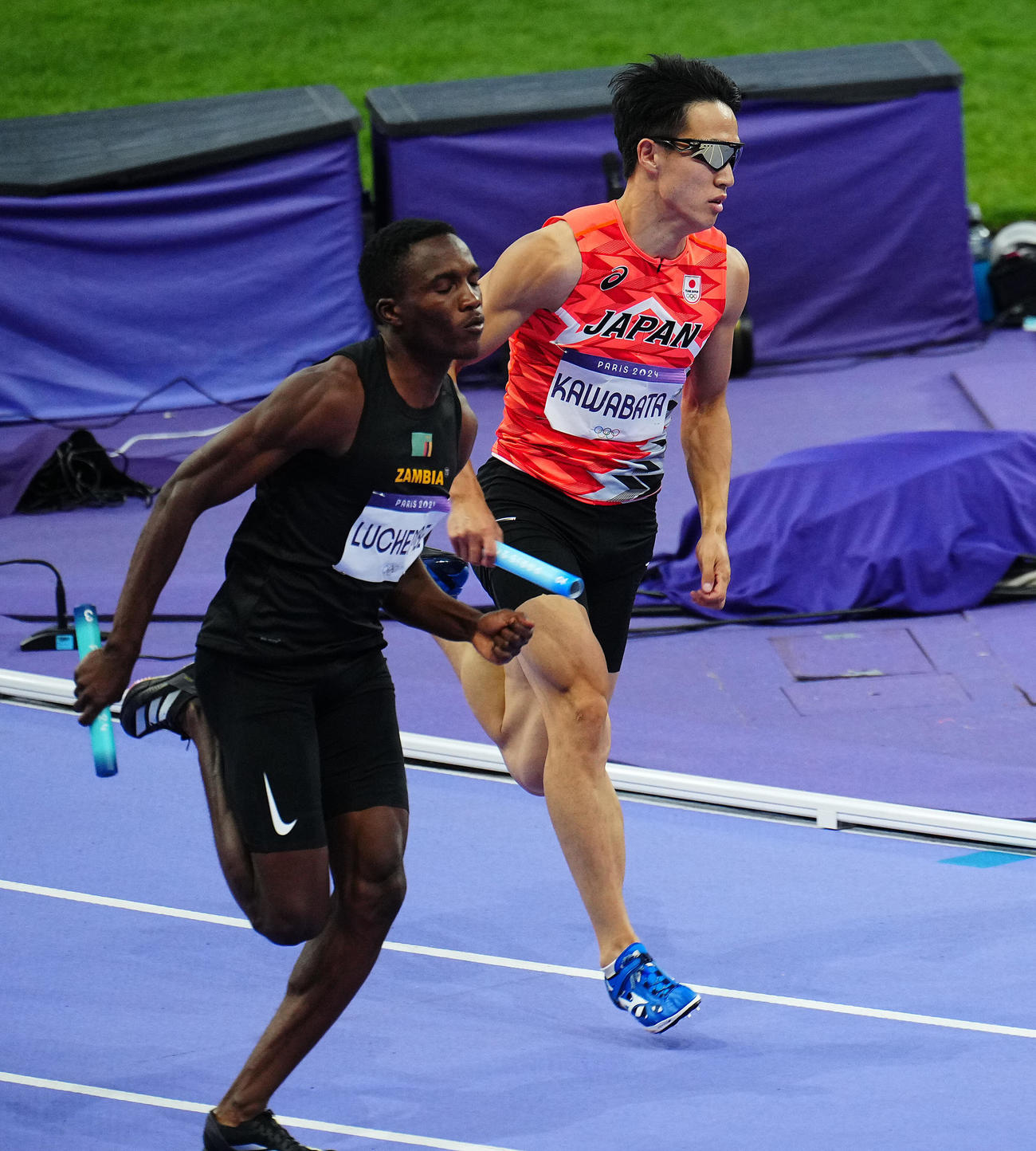 陸上1600メートルリレー決勝、力走する2走川端（撮影・垰建太）