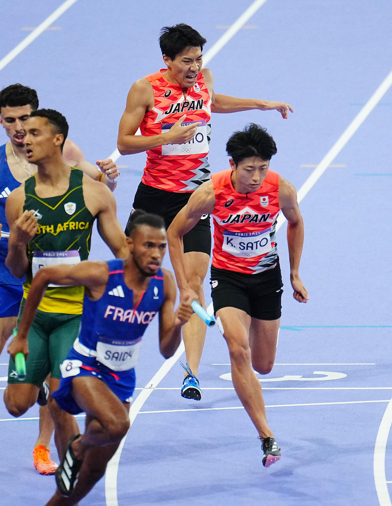 陸上1600メートルリレー決勝、3走佐藤風（後方）はアンカー佐藤拳にバトンを渡す（撮影・垰建太）