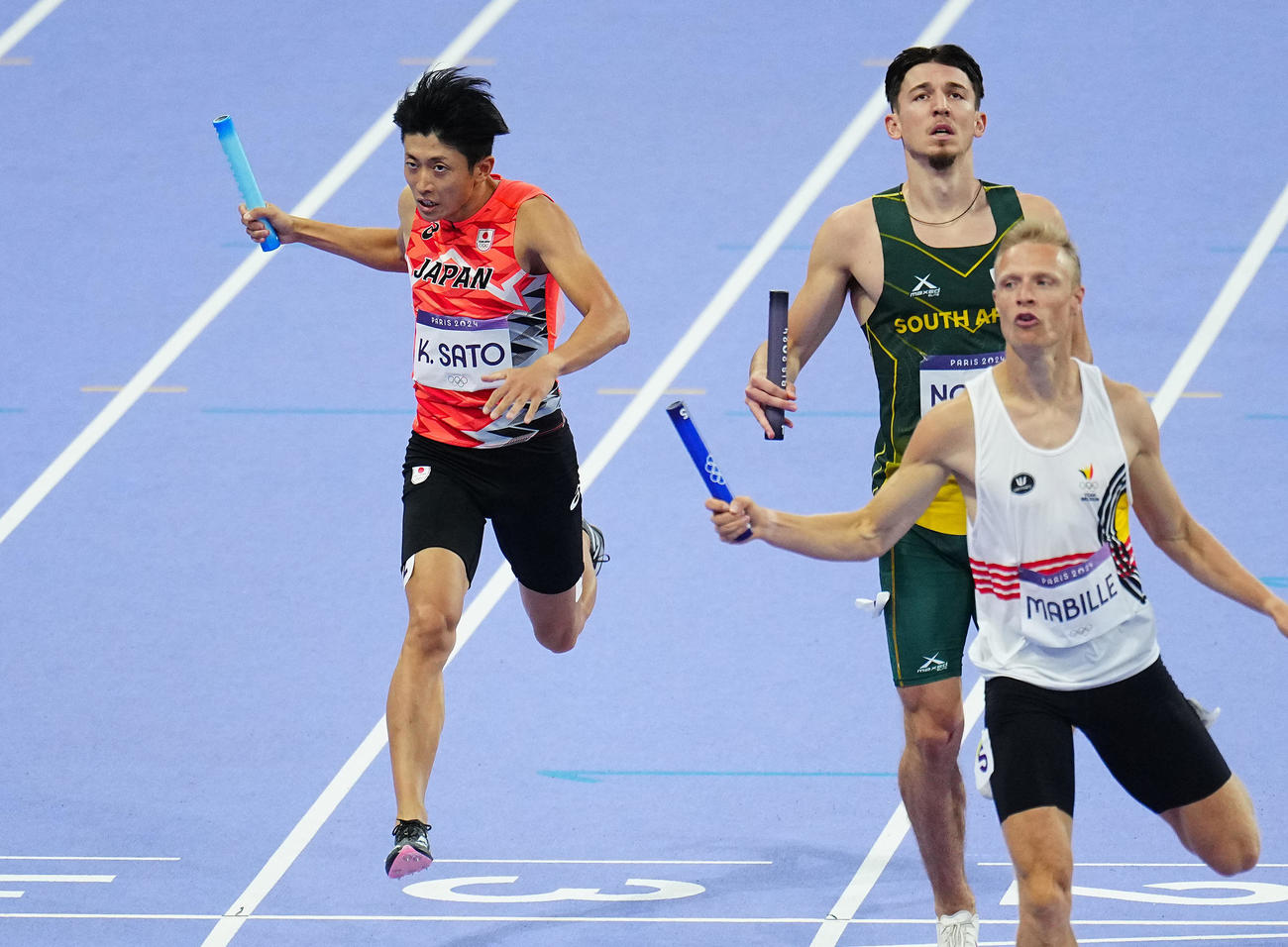 陸上1600メートルリレー決勝、ゴールするアンカーの佐藤拳（撮影・垰建太）