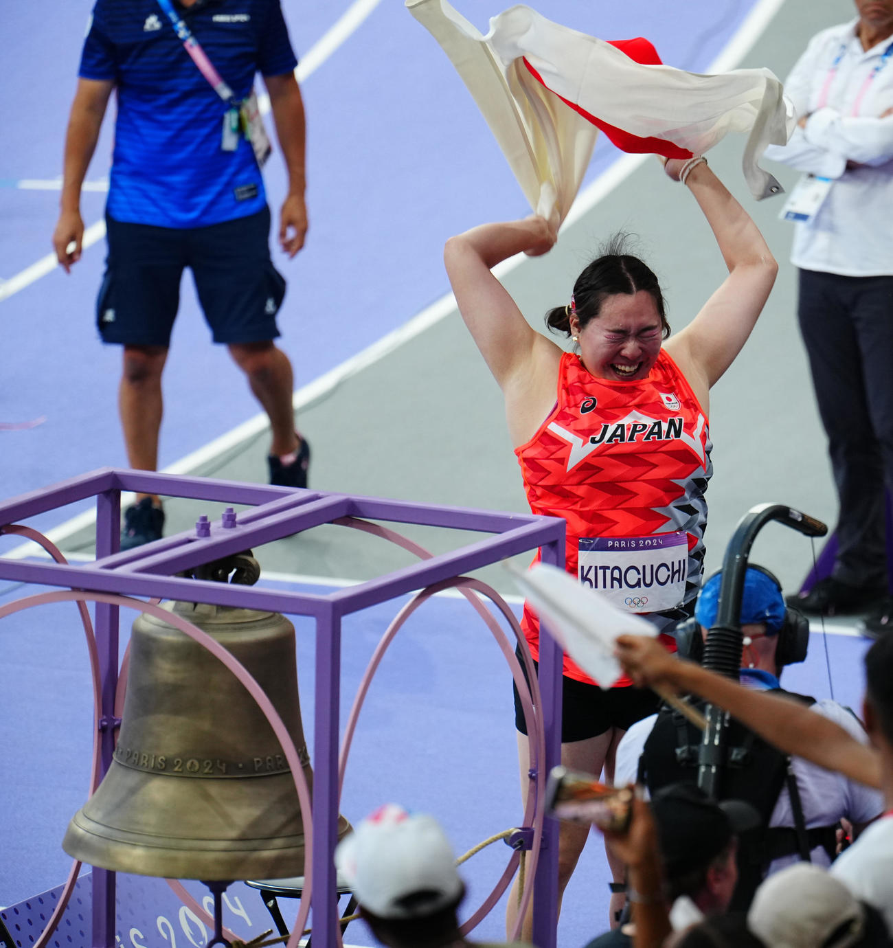 女子やり投げ決勝、金メダルが決まり鐘の側で歓喜の北口（撮影・垰建太）