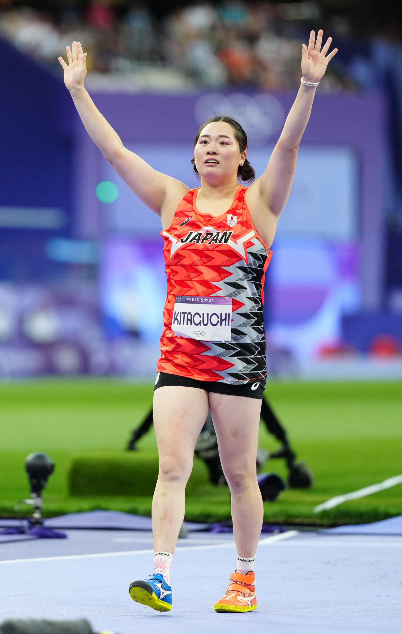 女子やり投げ決勝で6投目の試技を行い、手を上げる北口（撮影・江口和貴）