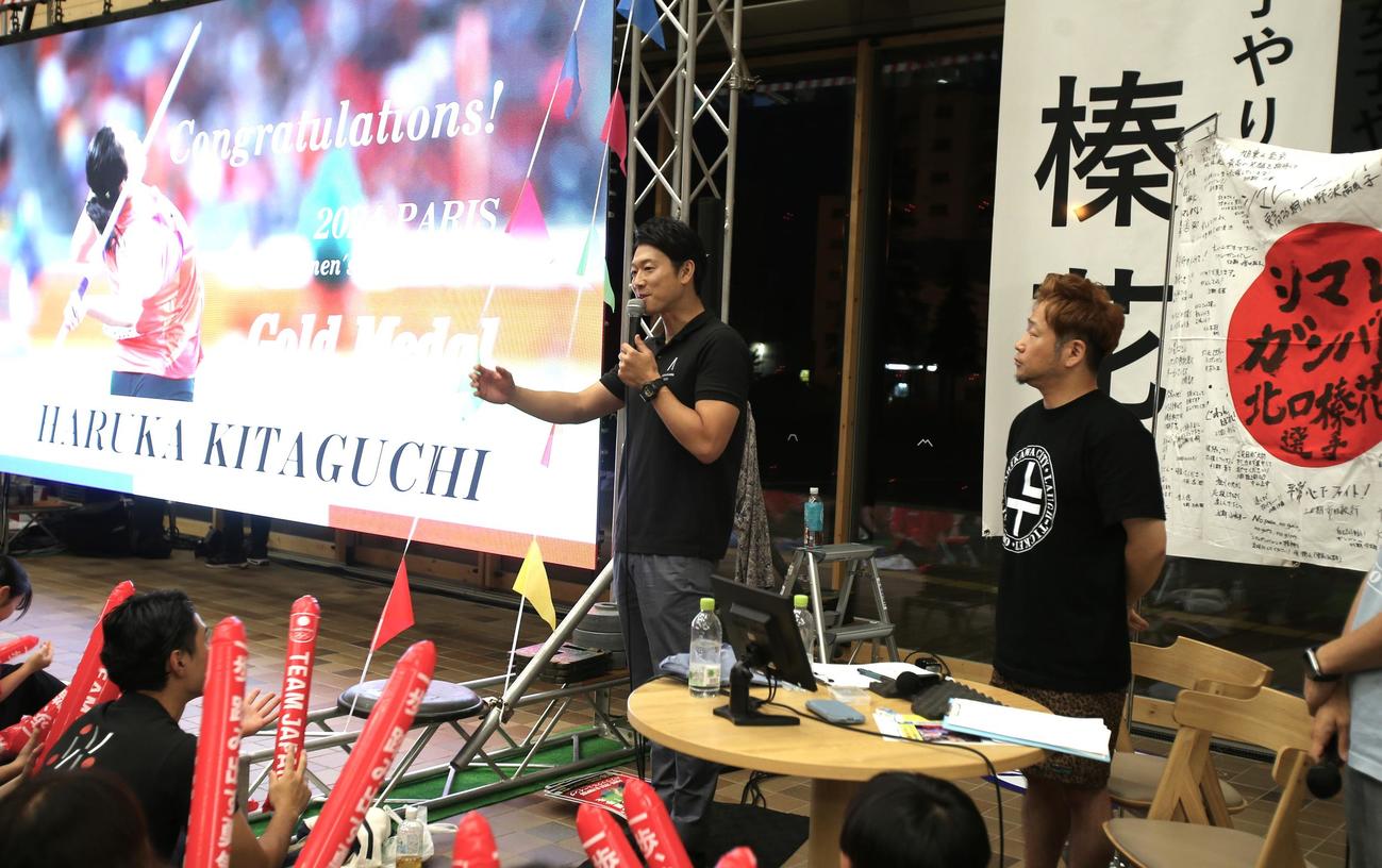 今津旭川市長（中央）は、北口の凱旋（がいせん）パレード開催を表明する（撮影・中島洋尚）