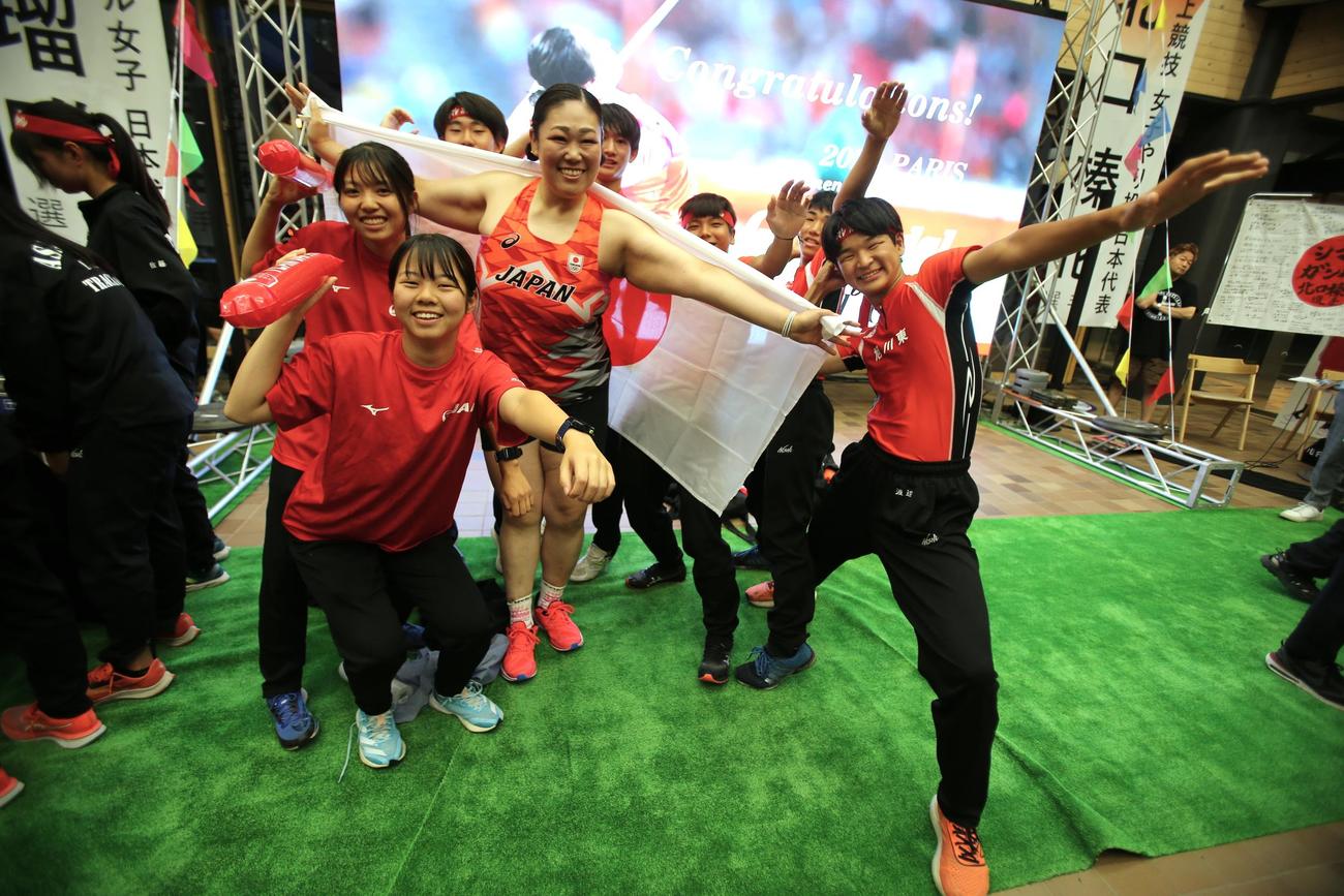お笑いタレントぢゃいこ（中央）は、北口になりきり、旭川東高陸上部の生徒たちとポーズ（撮影・中島洋尚）