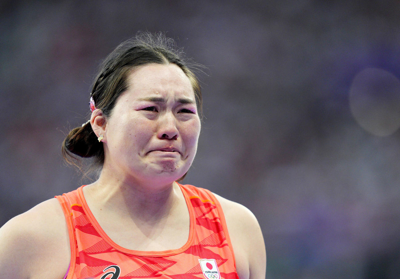 女子やり投げで金メダルを獲得し、感極まる北口榛花（共同）