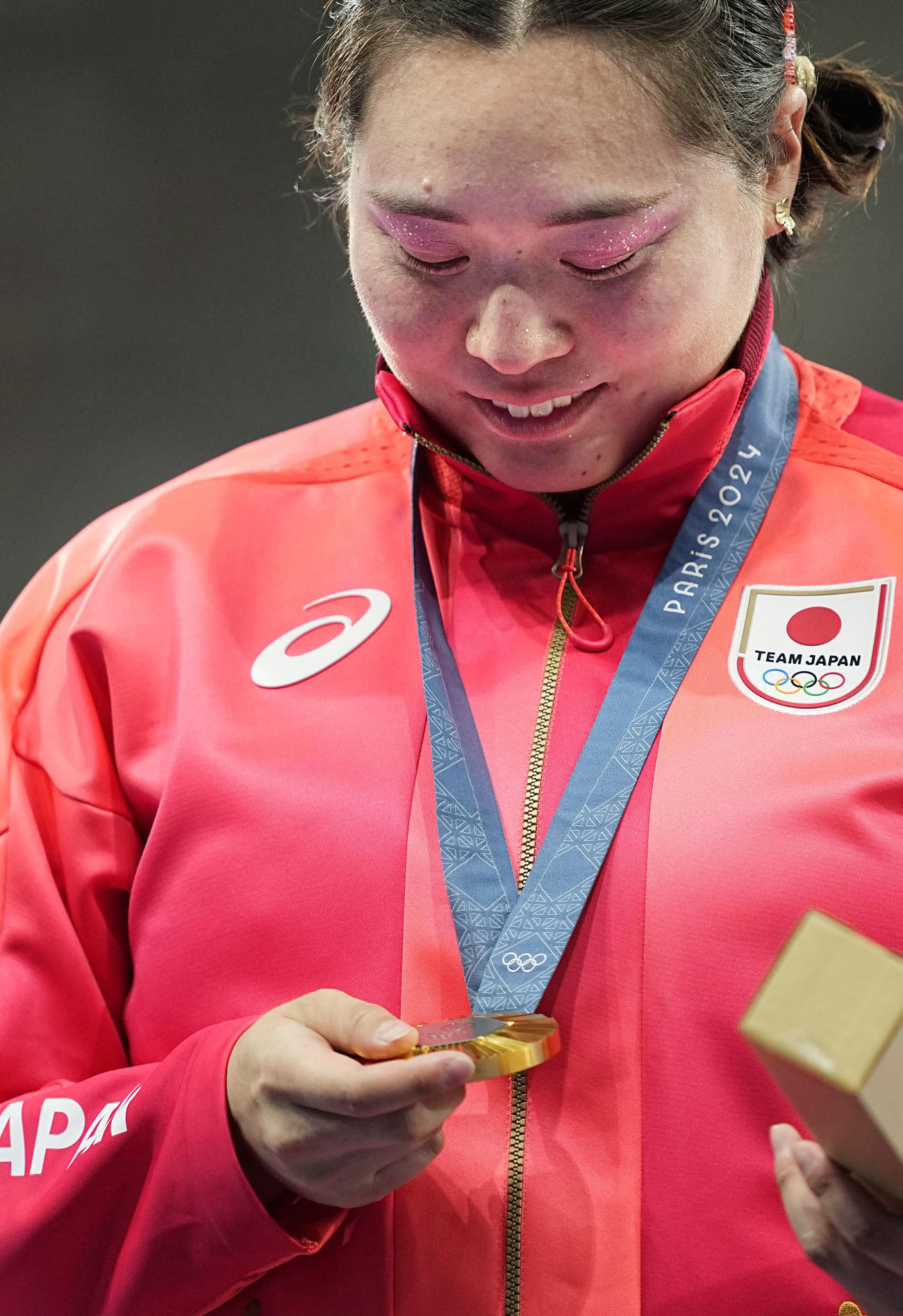 女子やり投げで優勝し、表彰式で金メダルを見つめる北口榛花（共同）