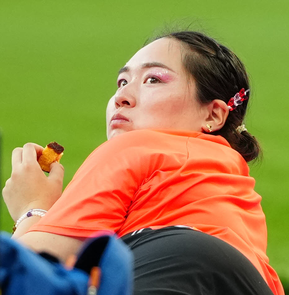 女子やり投げ決勝で3投目を終え、カステラを食べる北口（撮影・江口和貴）