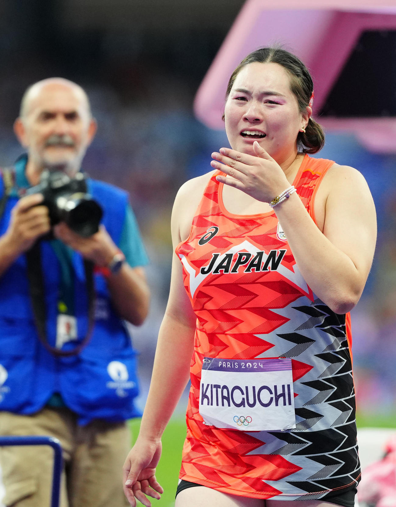 女子やり投げで優勝し涙を流す北口（撮影・江口和貴）