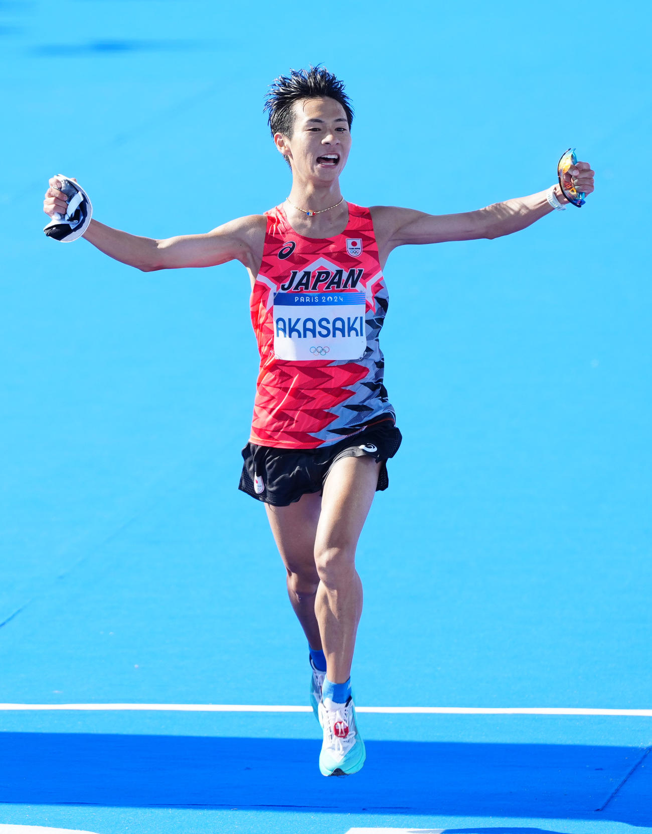 男子マラソンで力走し6位でゴールする赤崎（撮影・江口和貴）