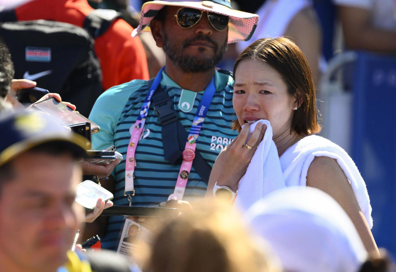 女子マラソンで51位となり、取材に応じる一山麻緒＝パリ（共同）