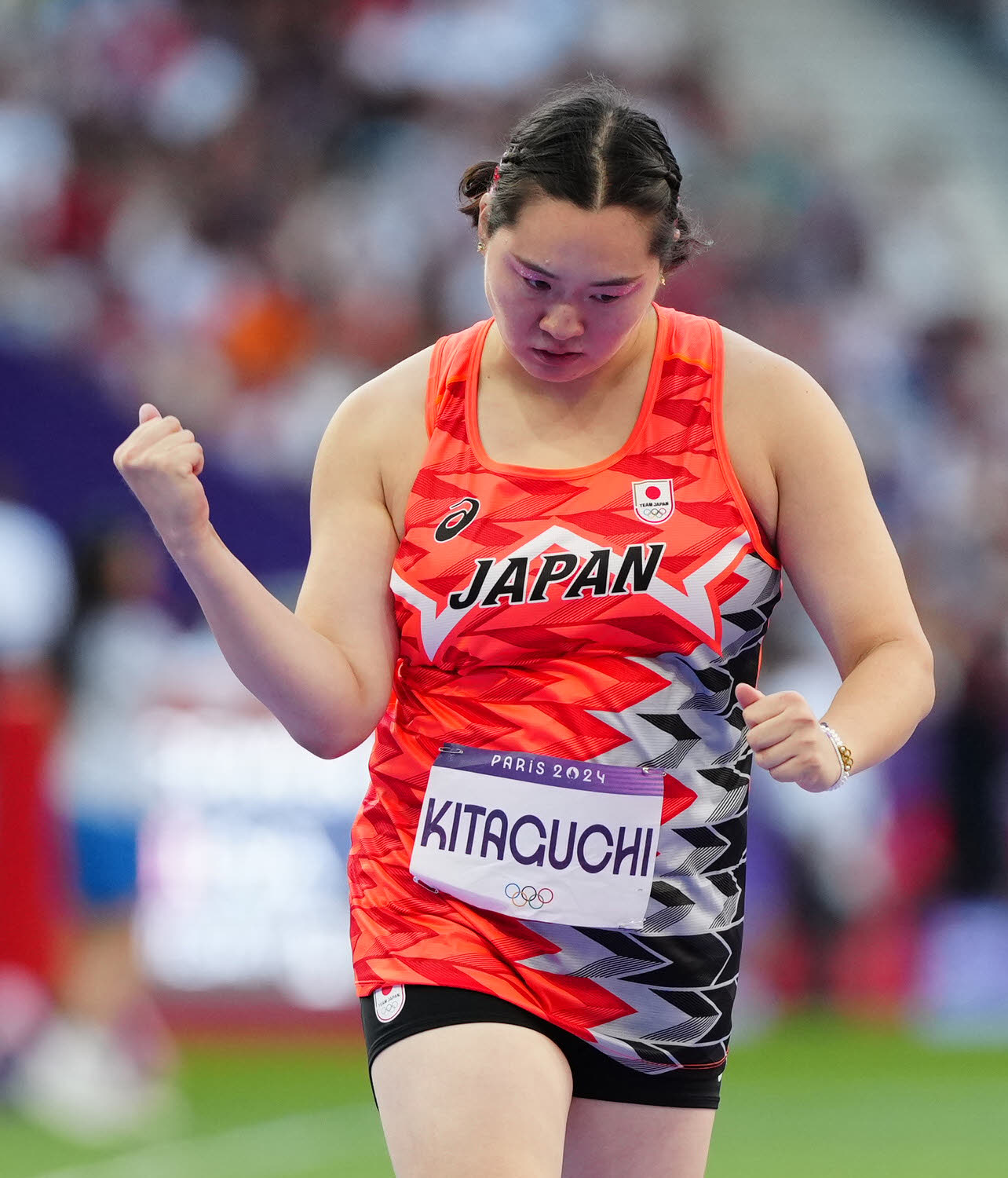 女子やり投げ決勝　1投目の試技でガッツポーズの北口（撮影・江口和貴）