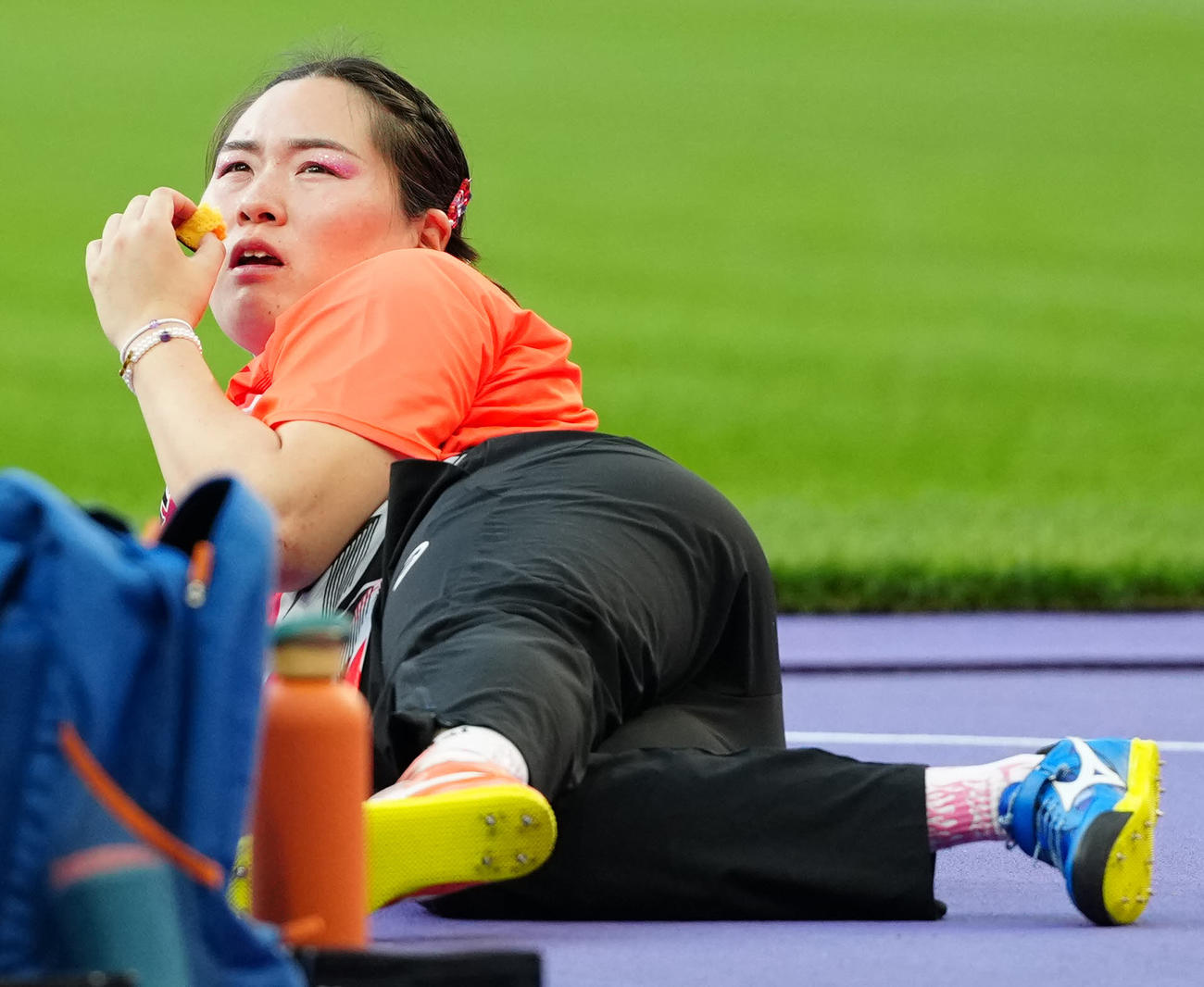 女子やり投げ決勝で3投目を終え、カステラを食べる北口（撮影・江口和貴）