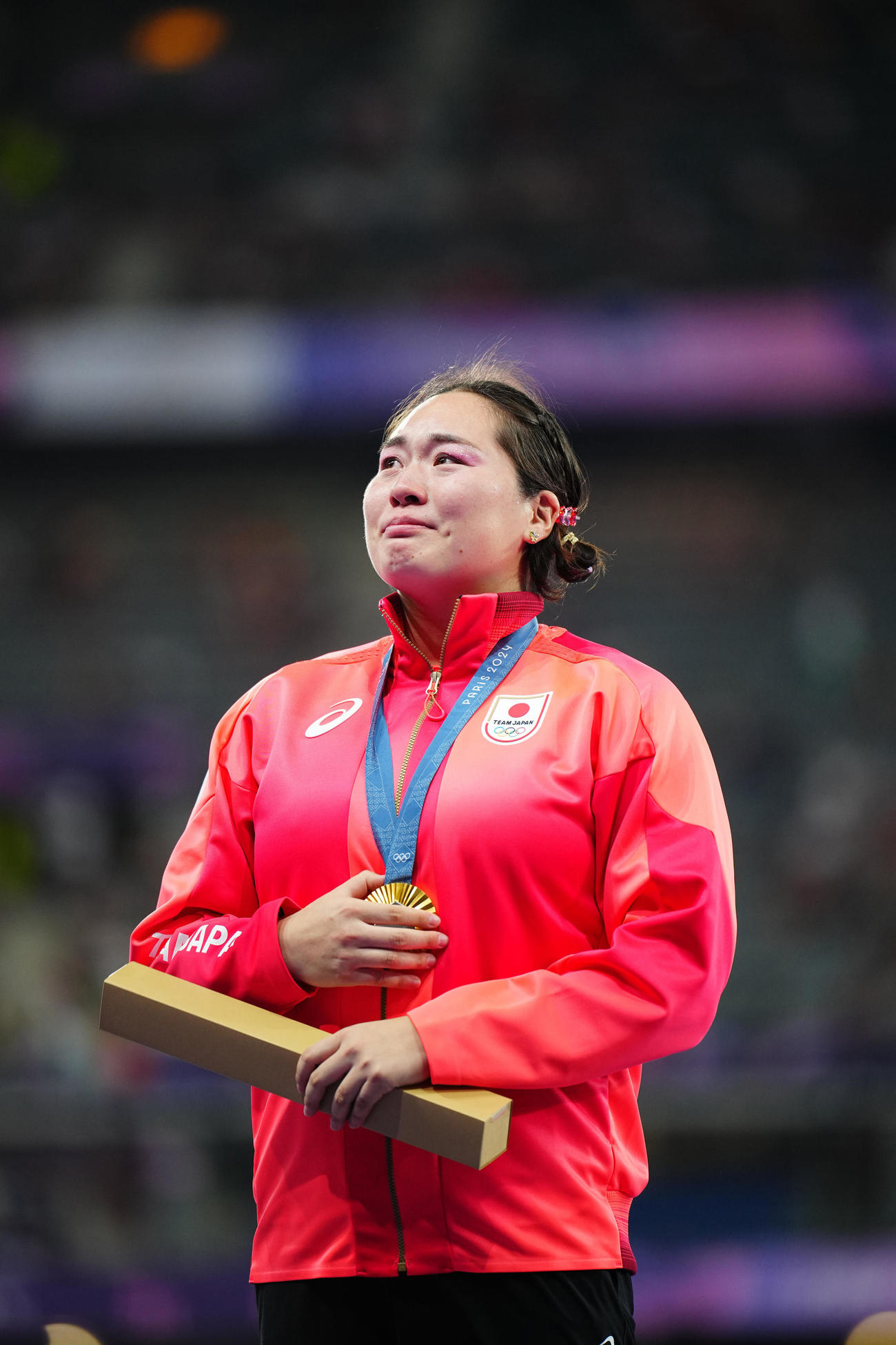 陸上女子やり投げの表彰台で涙をこらえる金メダルの北口（撮影・垰建太）