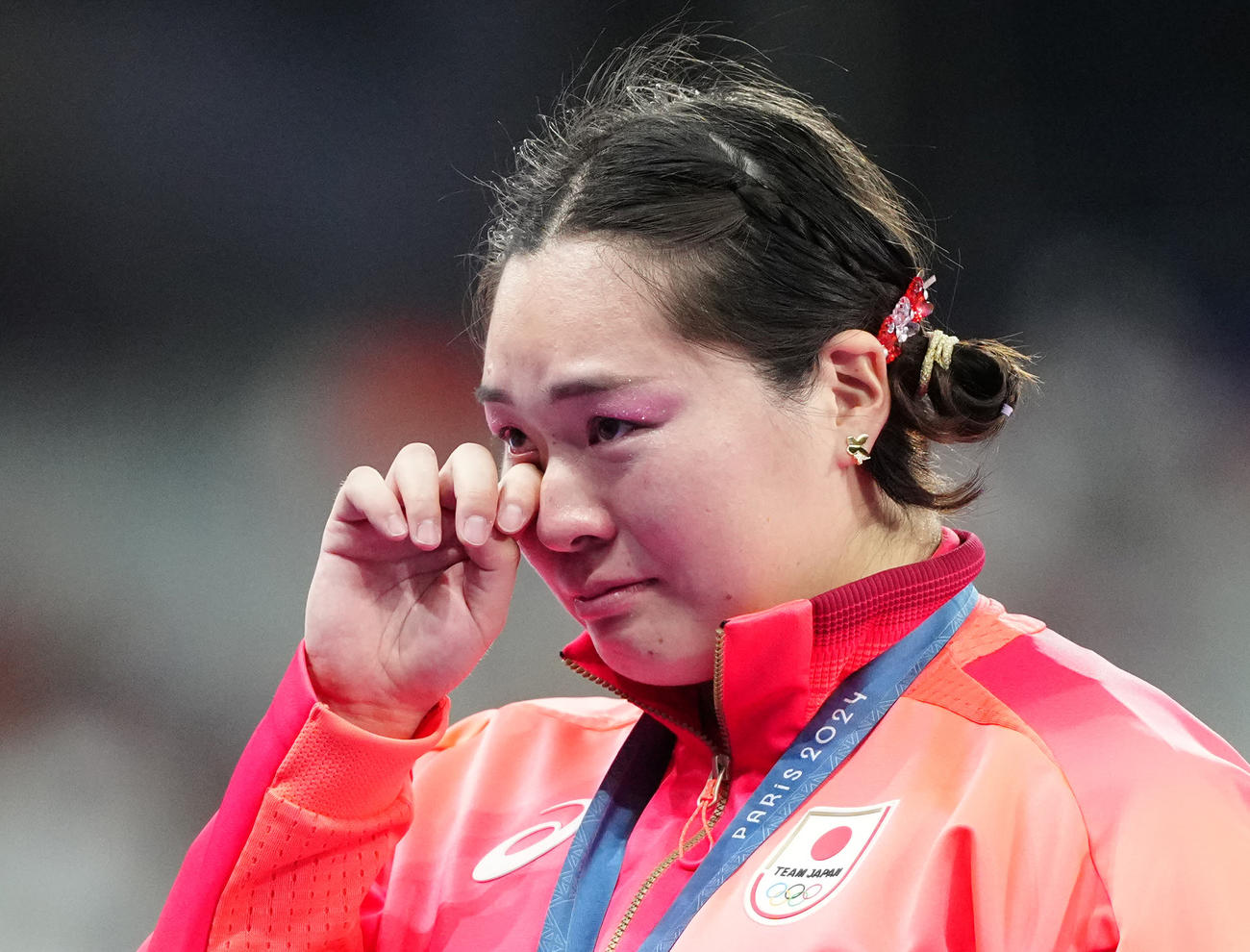 女子やり投げの表彰式で涙をぬぐう金メダルの北口（撮影・江口和貴）